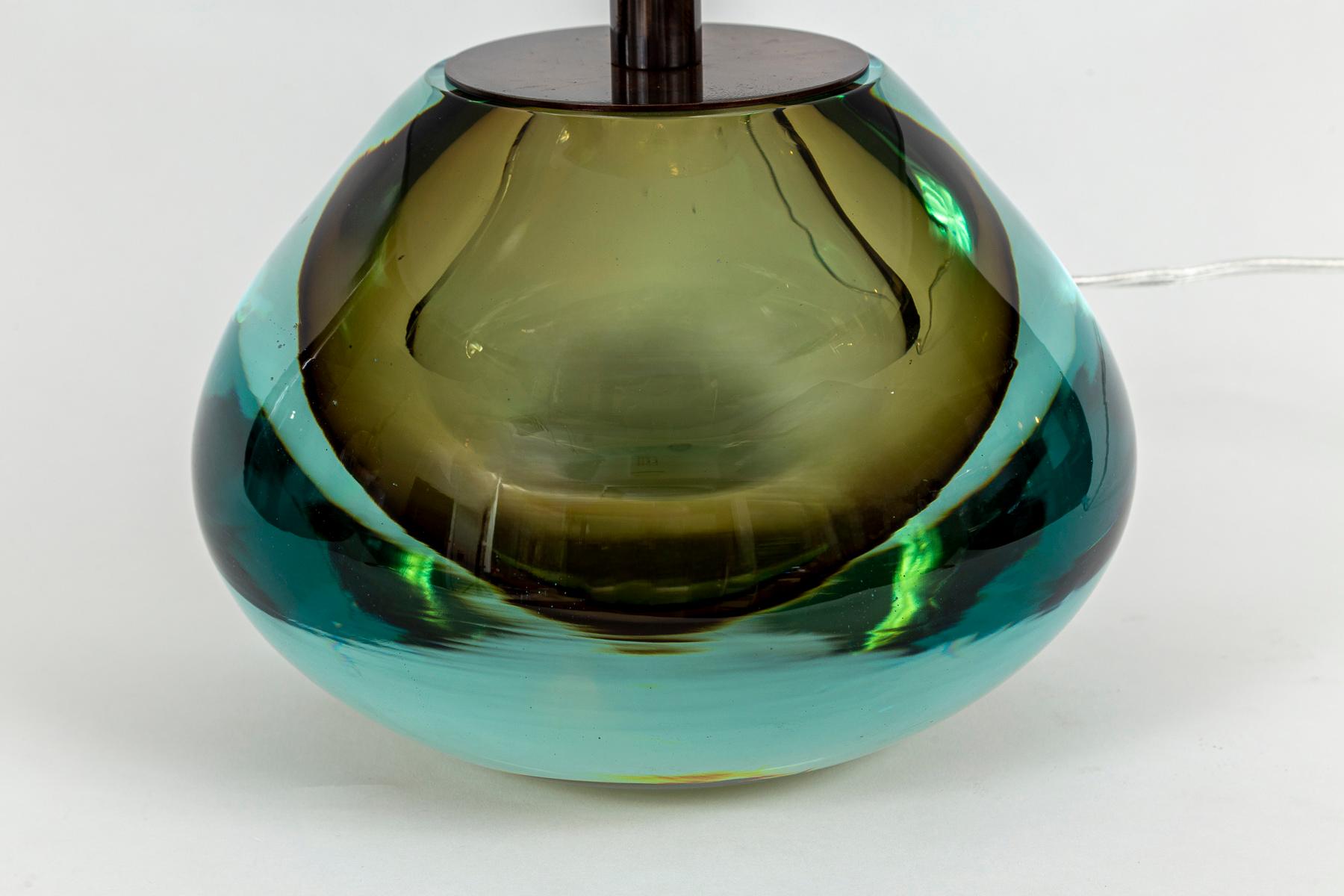 Lampes sommerso polies par l'Artisanat Moderne soufflées avec un orbe flottant brun olive terreux suspendu par un verre de couleur aqua avec une finition bronze sur une quincaillerie en laiton.  A noter qu'il s'agit de formes en verre massif. 