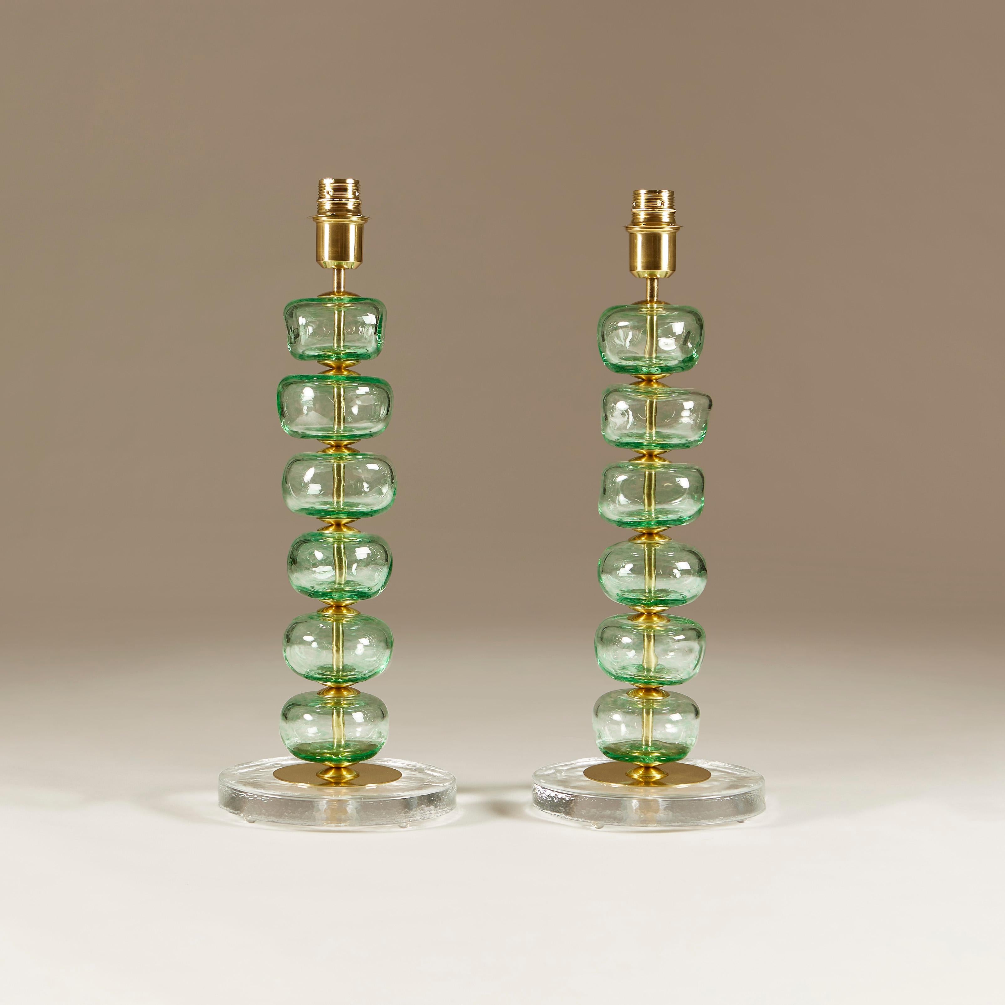 Paire de lampes de table italiennes Murano sculptées en forme de disque ou de bulle, vert pâle Neuf - En vente à London, GB