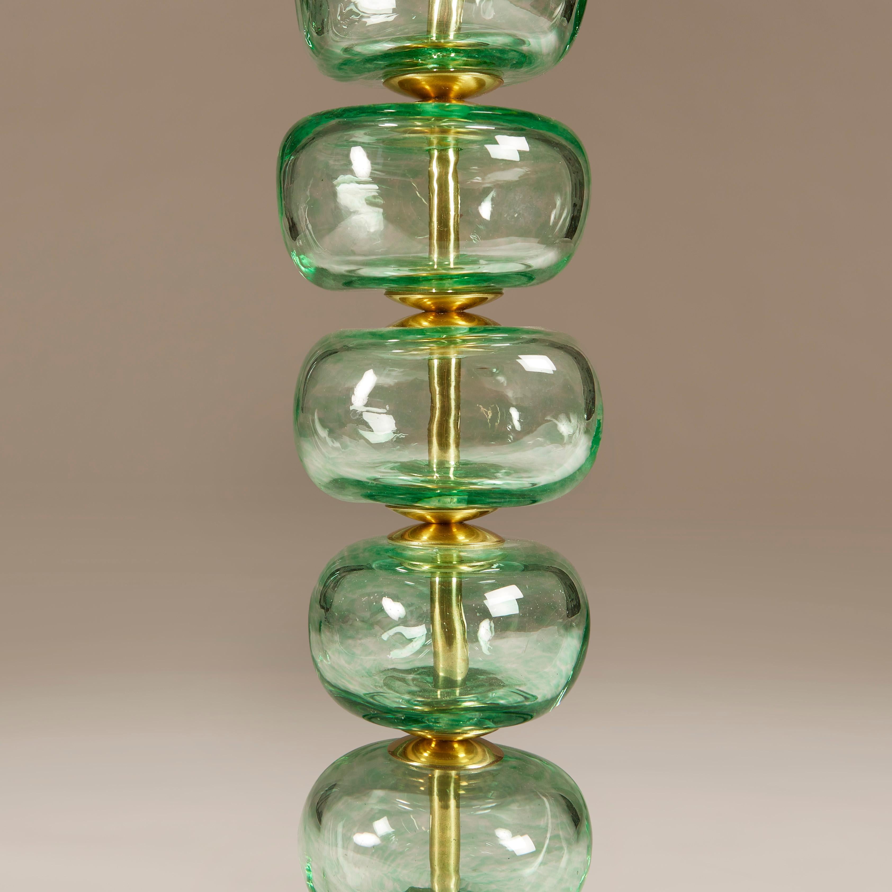 XXIe siècle et contemporain Paire de lampes de table italiennes Murano sculptées en forme de disque ou de bulle, vert pâle en vente