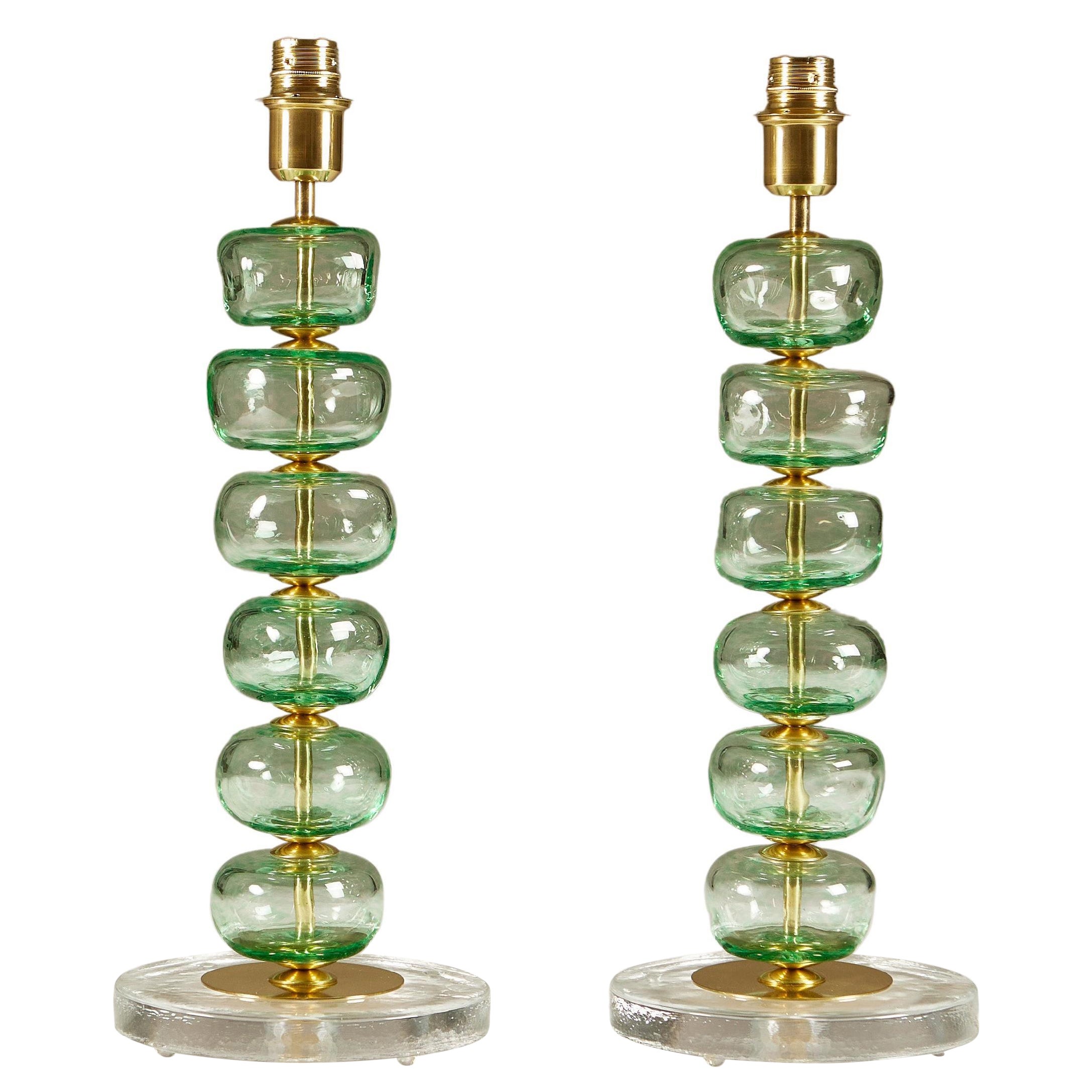 Paire de lampes de table italiennes Murano sculptées en forme de disque ou de bulle, vert pâle en vente