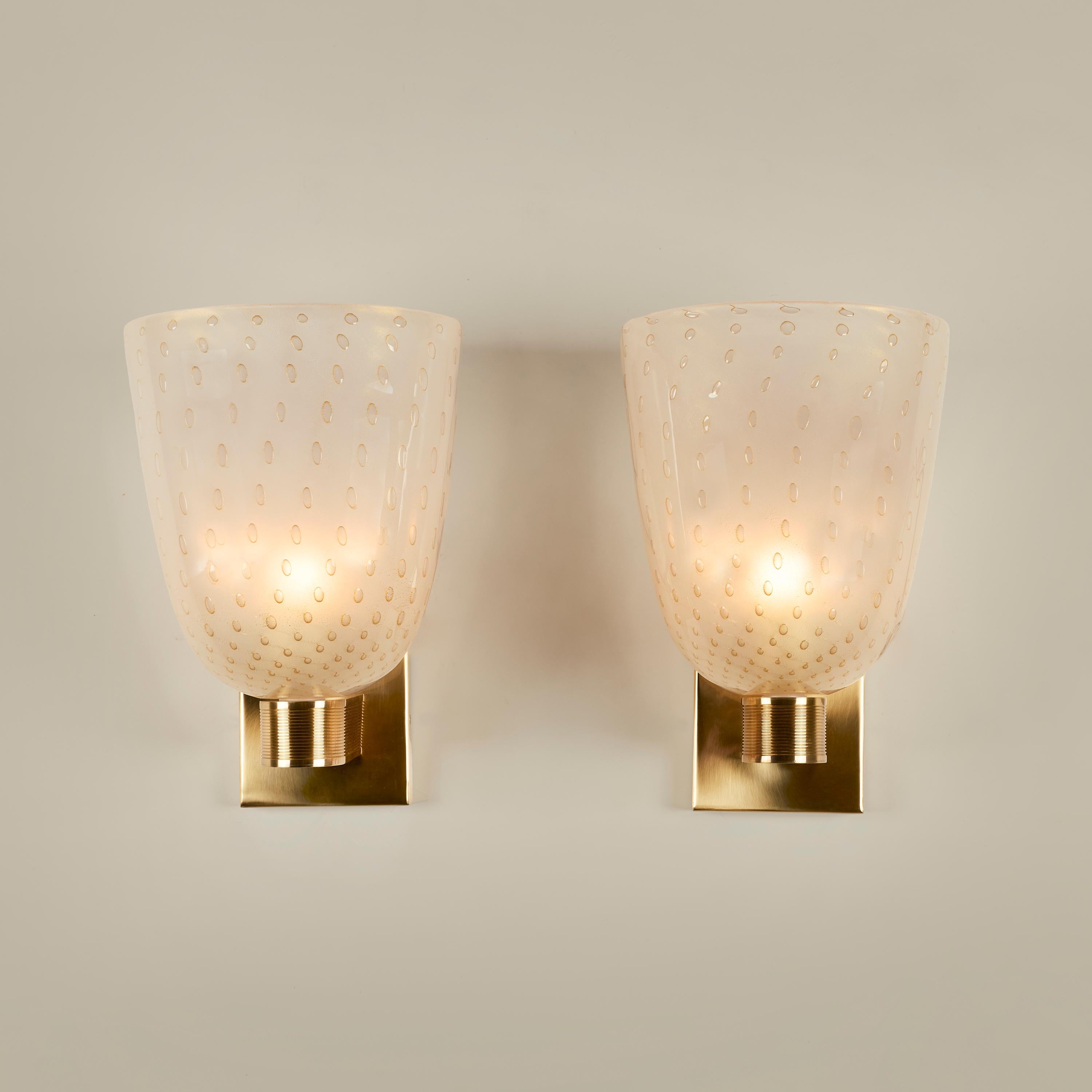 Importante paire d'appliques en laiton et verre moucheté d'or de Murano Pulegoso. La coupe en verre soufflé à la main avec des bulles 