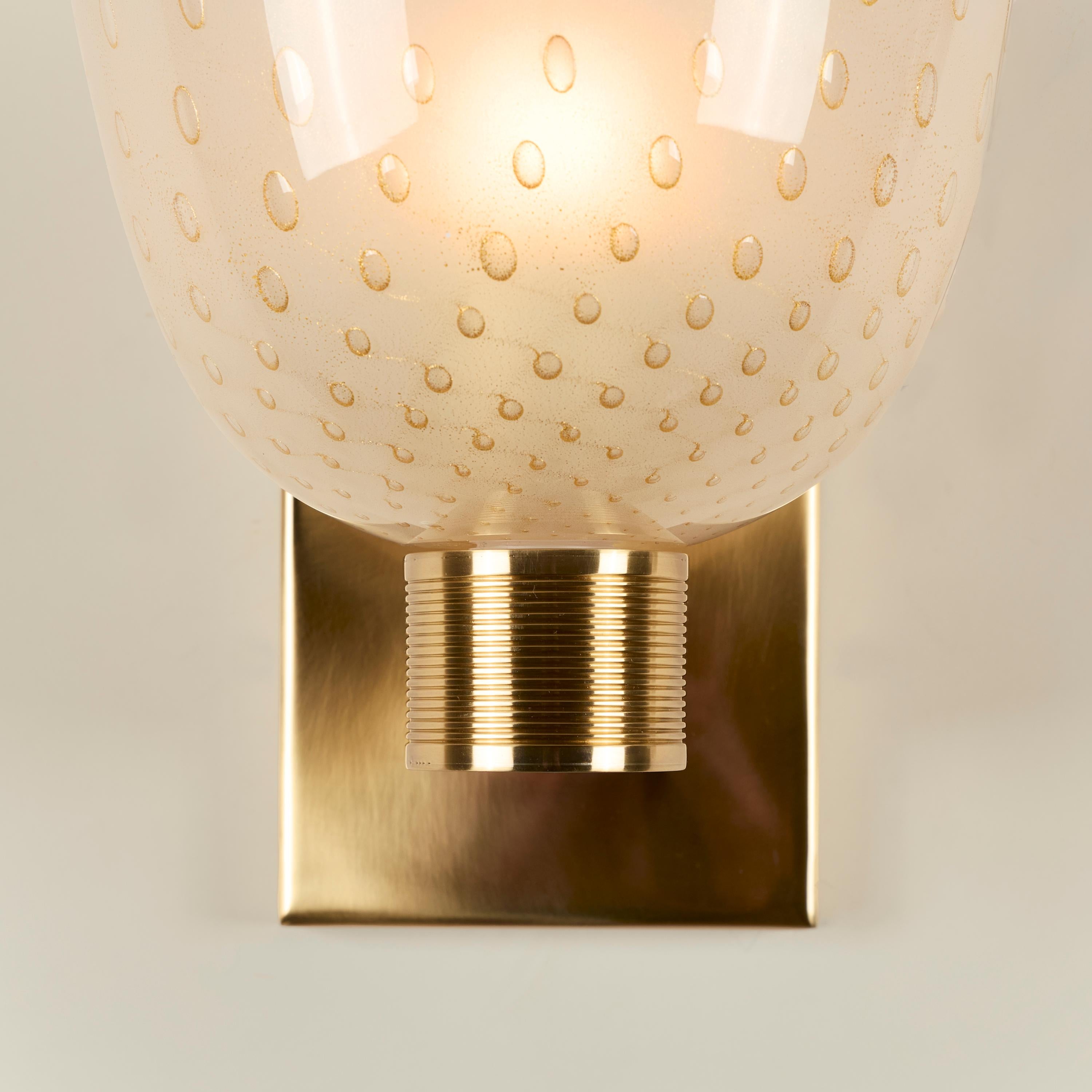 XXIe siècle et contemporain Paire d'appliques murales italiennes Murano Pulegoso mouchetées d'or avec raccords en laiton en vente