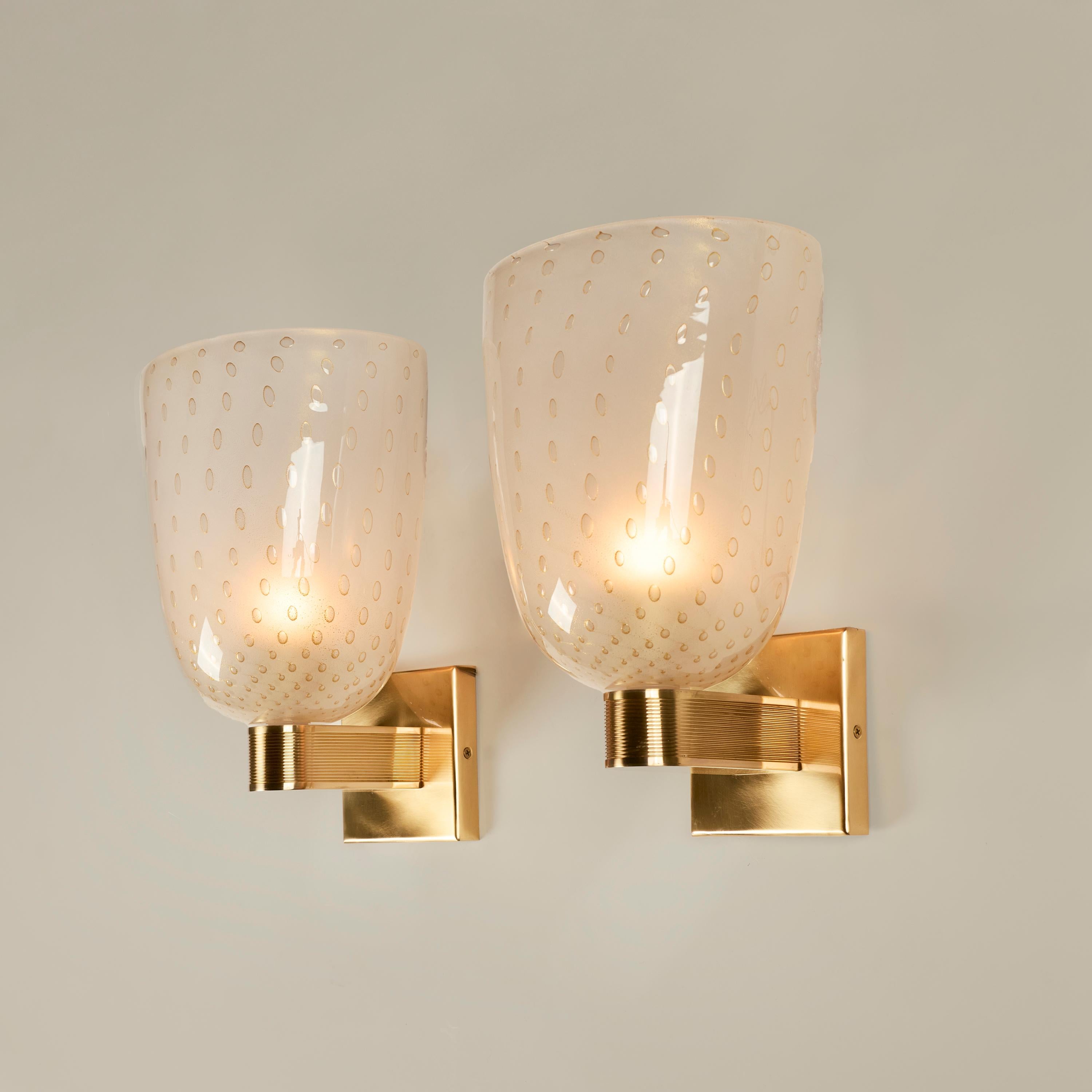 Paire d'appliques murales italiennes Murano Pulegoso mouchetées d'or avec raccords en laiton en vente 2