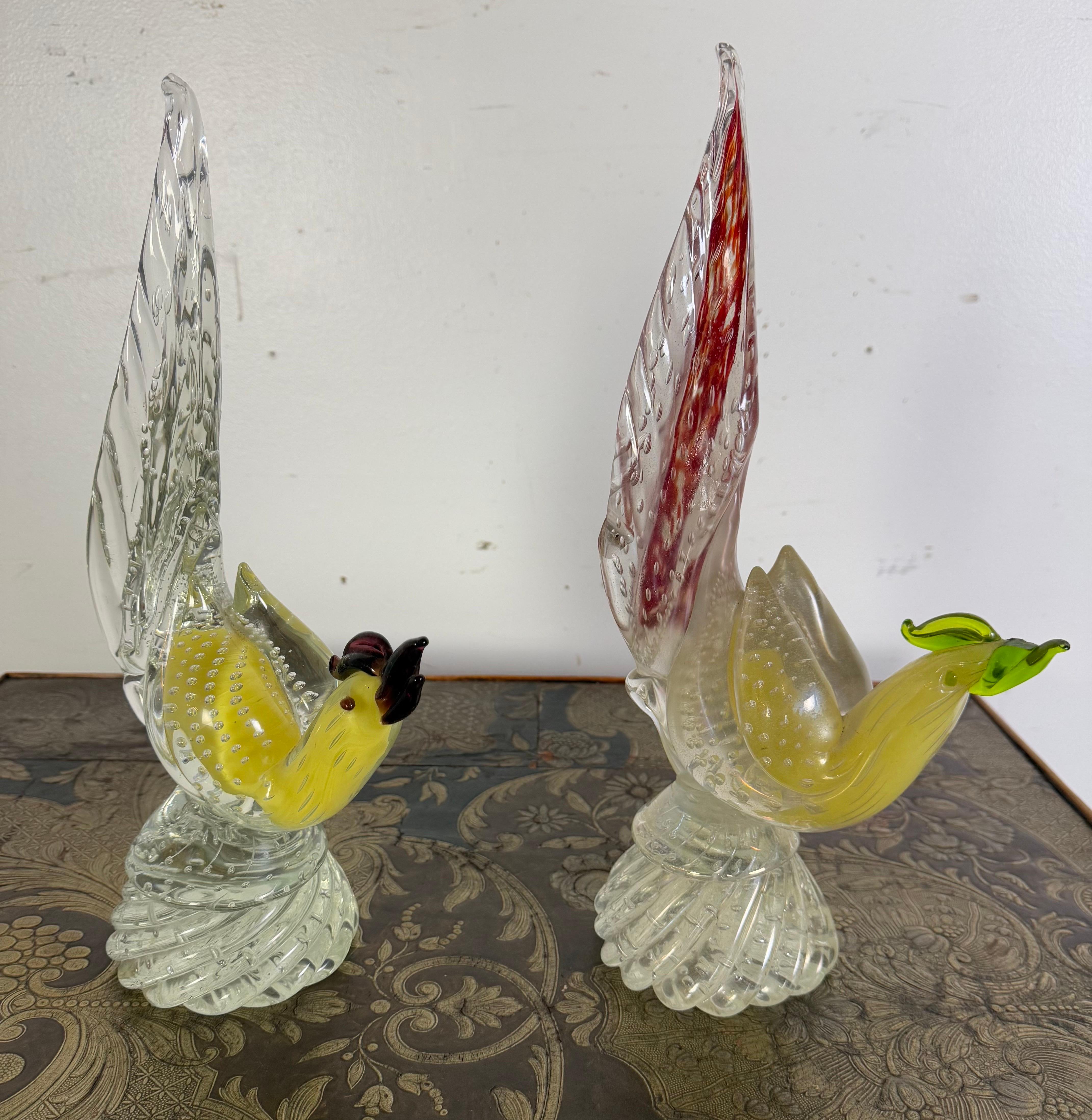 Se trata de un par de figuritas de gallo o faisán de cristal de Murano, elaboradas según el estilo tradicional veneciano de soplado de vidrio.  Estas esculturas muestran el fino arte del cristal de Murano, una célebre tradición vidriera de Venecia