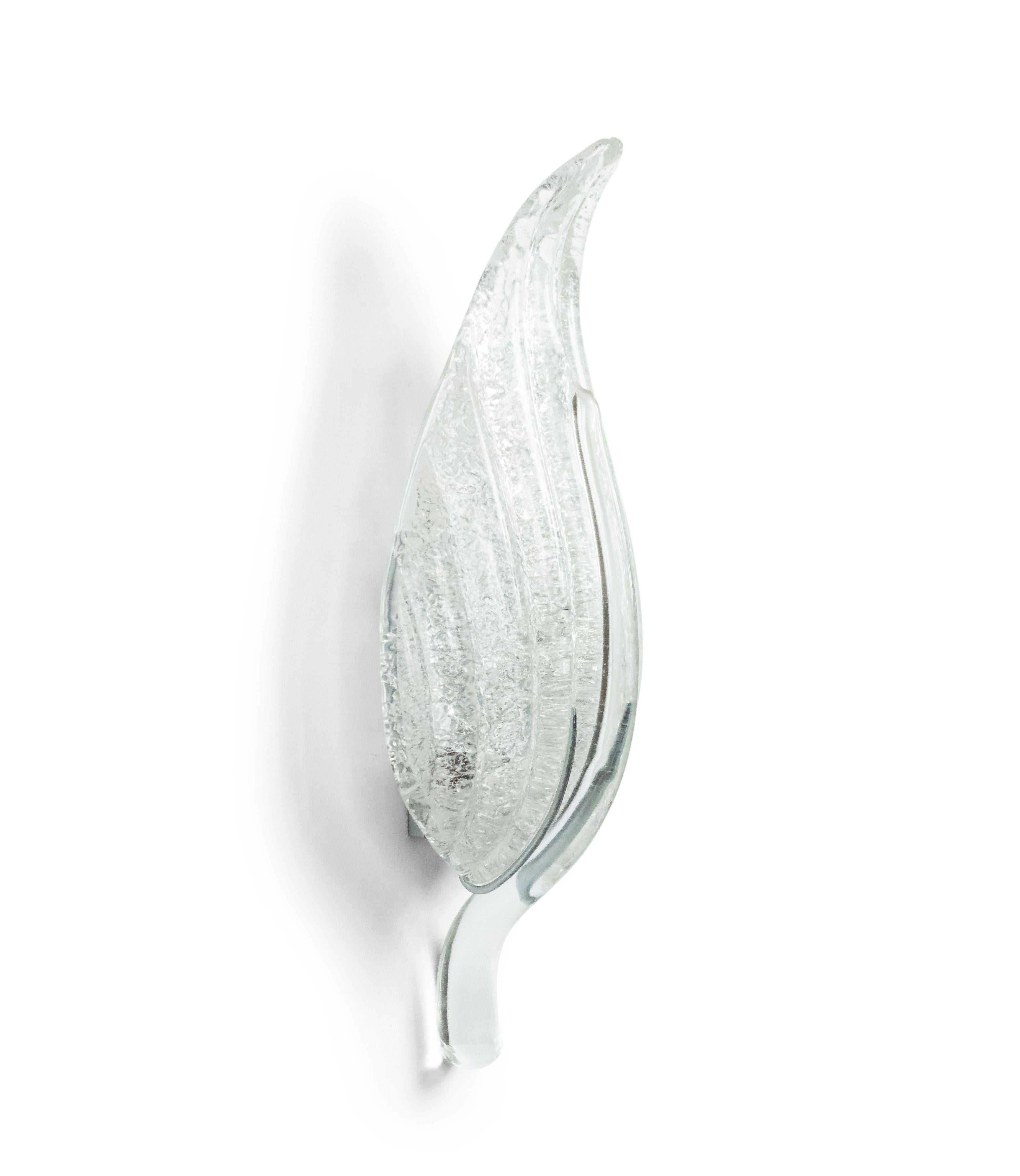 COPPIA di applique italiane in vetro di Murano spolverato d'argento a forma di foglia d'acanto e sostenute da una staffa in metallo argentato. Moderno (PREZZO A COPPIA)