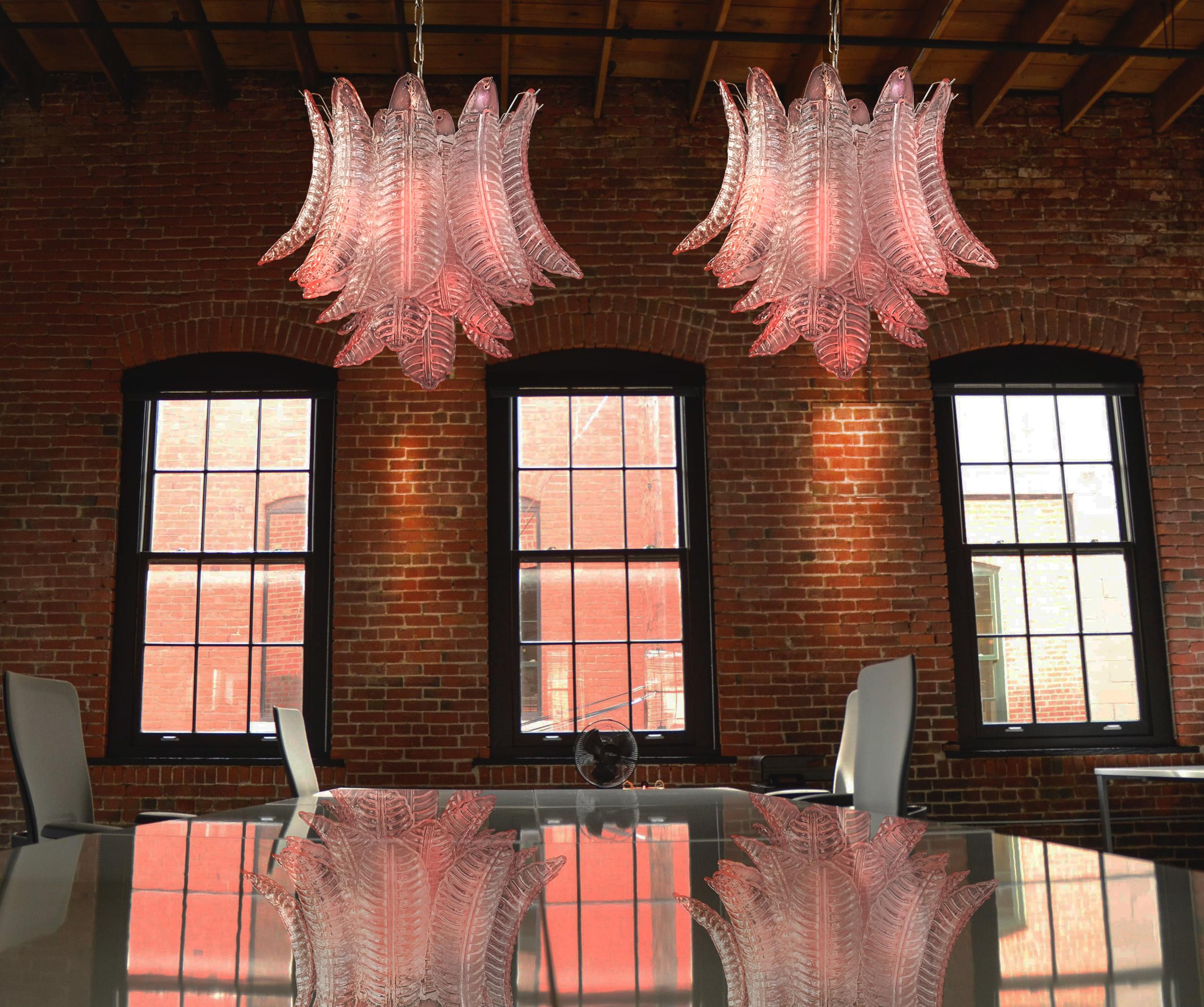 Pair of Italian Murano glass chandeliers
Beautiful Italian Murano chandelier composed of 36 splendid pink glasses that give a very elegant look. The glasses of this chandelier are real works of art.
Period: 1980s
Dimensions: 47.25 inches (120 cm)