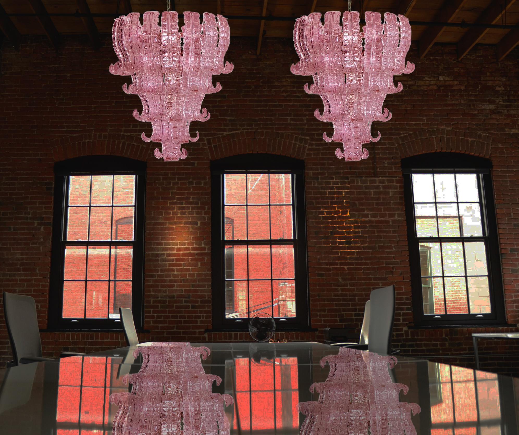 Schönes und großes Paar italienischer Murano-Kronleuchter, bestehend aus 52 prächtigen rosa Gläsern, die ein sehr elegantes Aussehen verleihen
Zeitraum: 1970s
Abmessungen: 55.10 Zoll (140 cm) Höhe mit Kette, 31,50 Zoll (80 cm) Höhe ohne Kette,