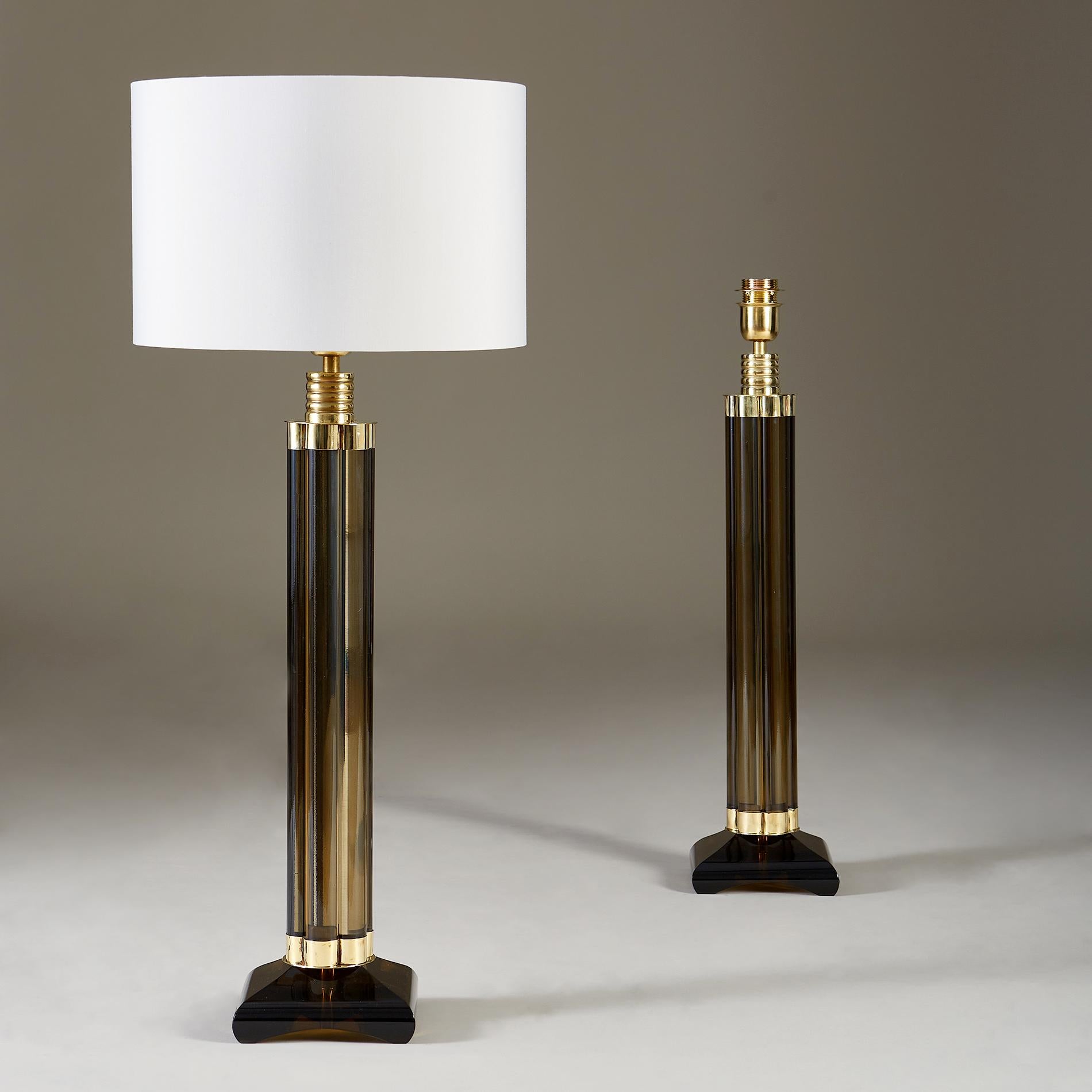 Paar schicke italienische Murano-Säulenlampen aus Rauchglas und Messing (Italienisch) im Angebot