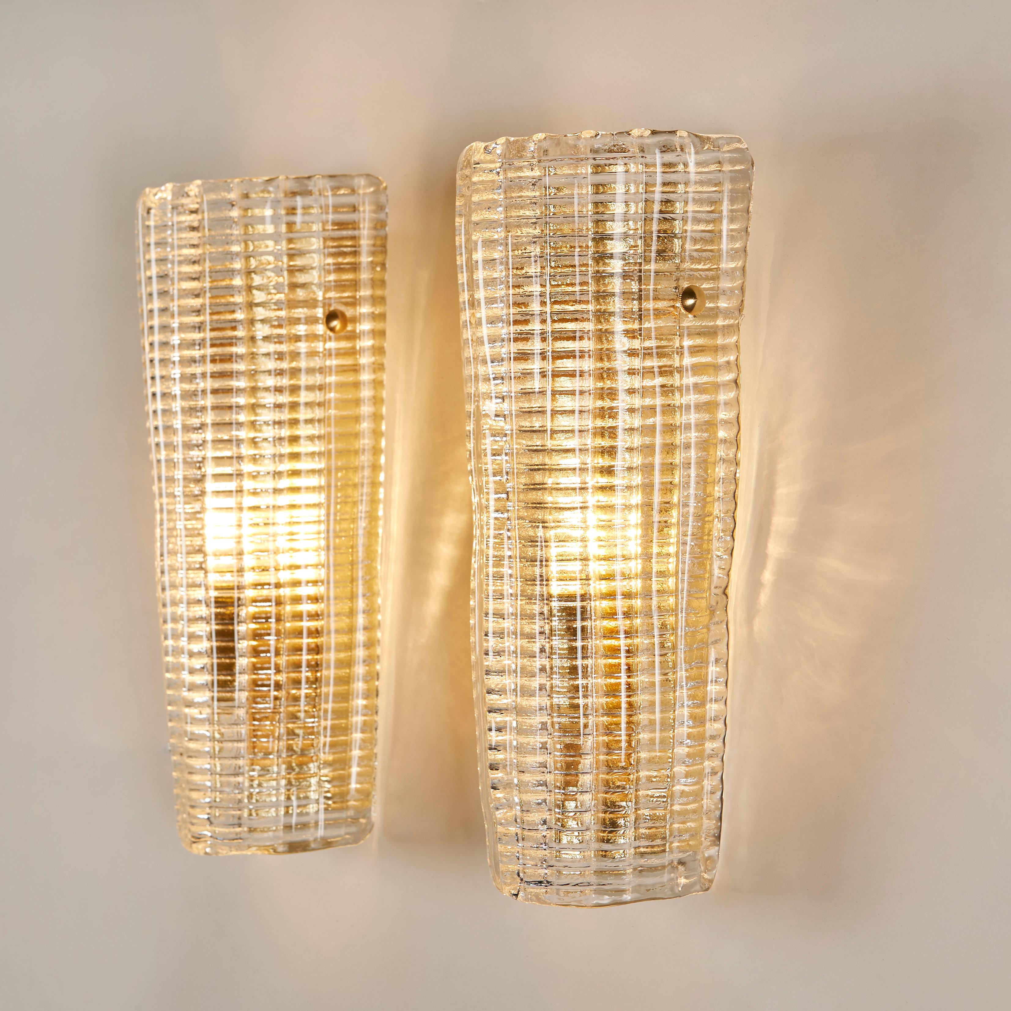Paire d'appliques italiennes en verre texturé de Murano et laiton Excellent état - En vente à London, GB