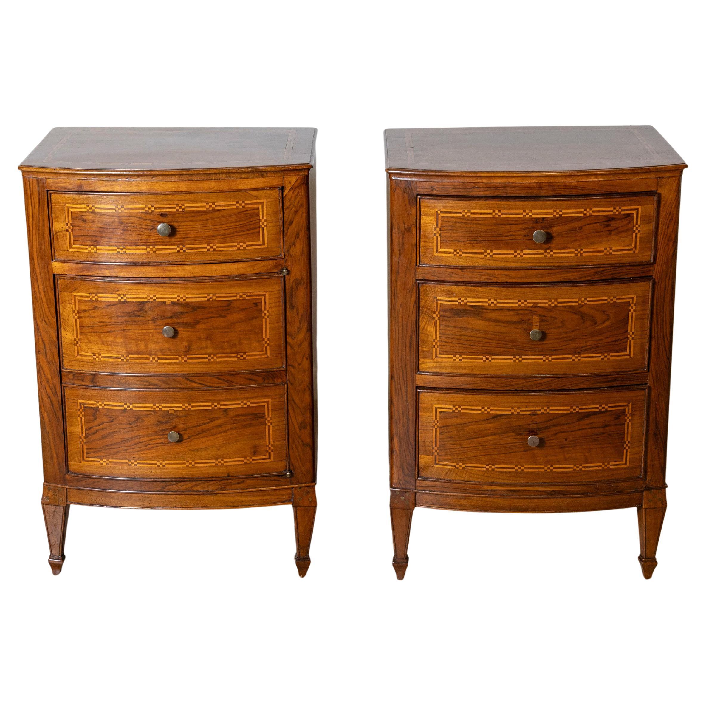 Paire de tables de nuit napolitaines en noyer et incrustations de Wood Wood, 19e siècle