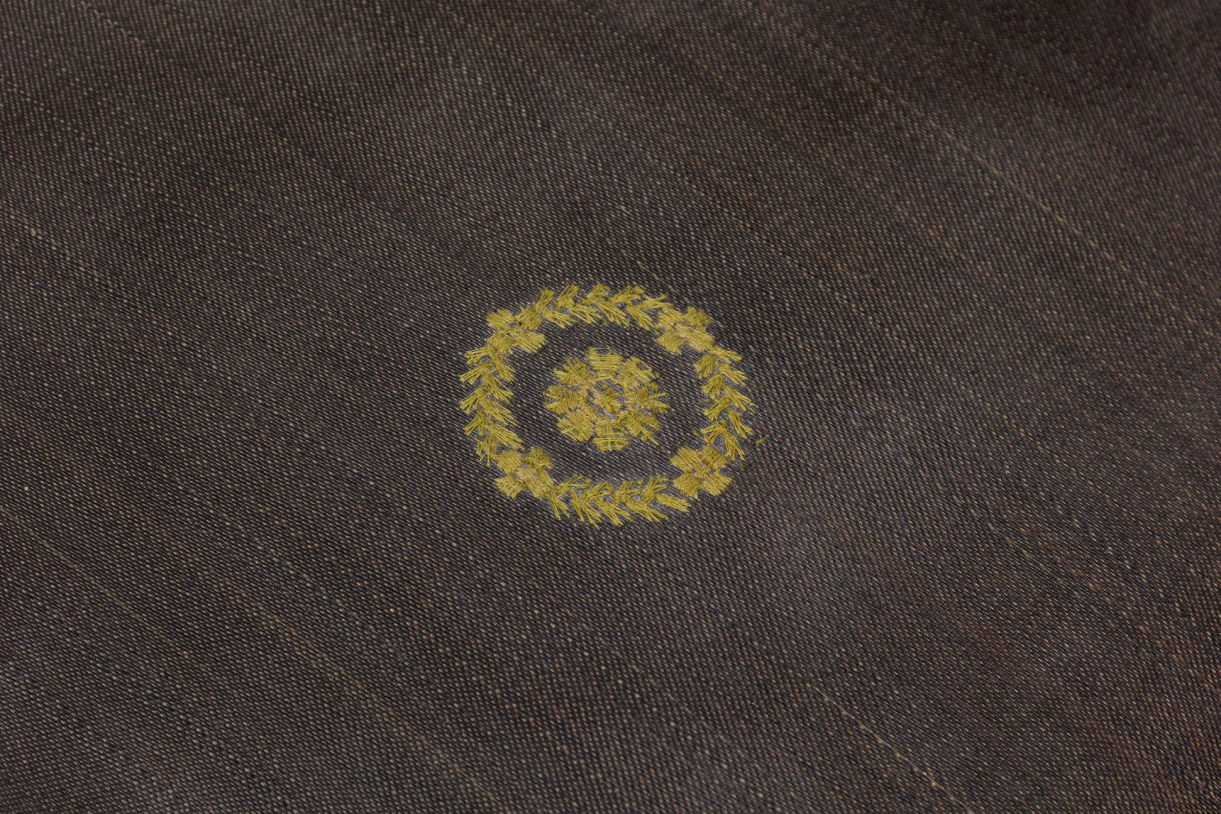 Paire de chaises de salle à manger italiennes néoclassiques peintes en noir et tapissées de dorures en vente 4