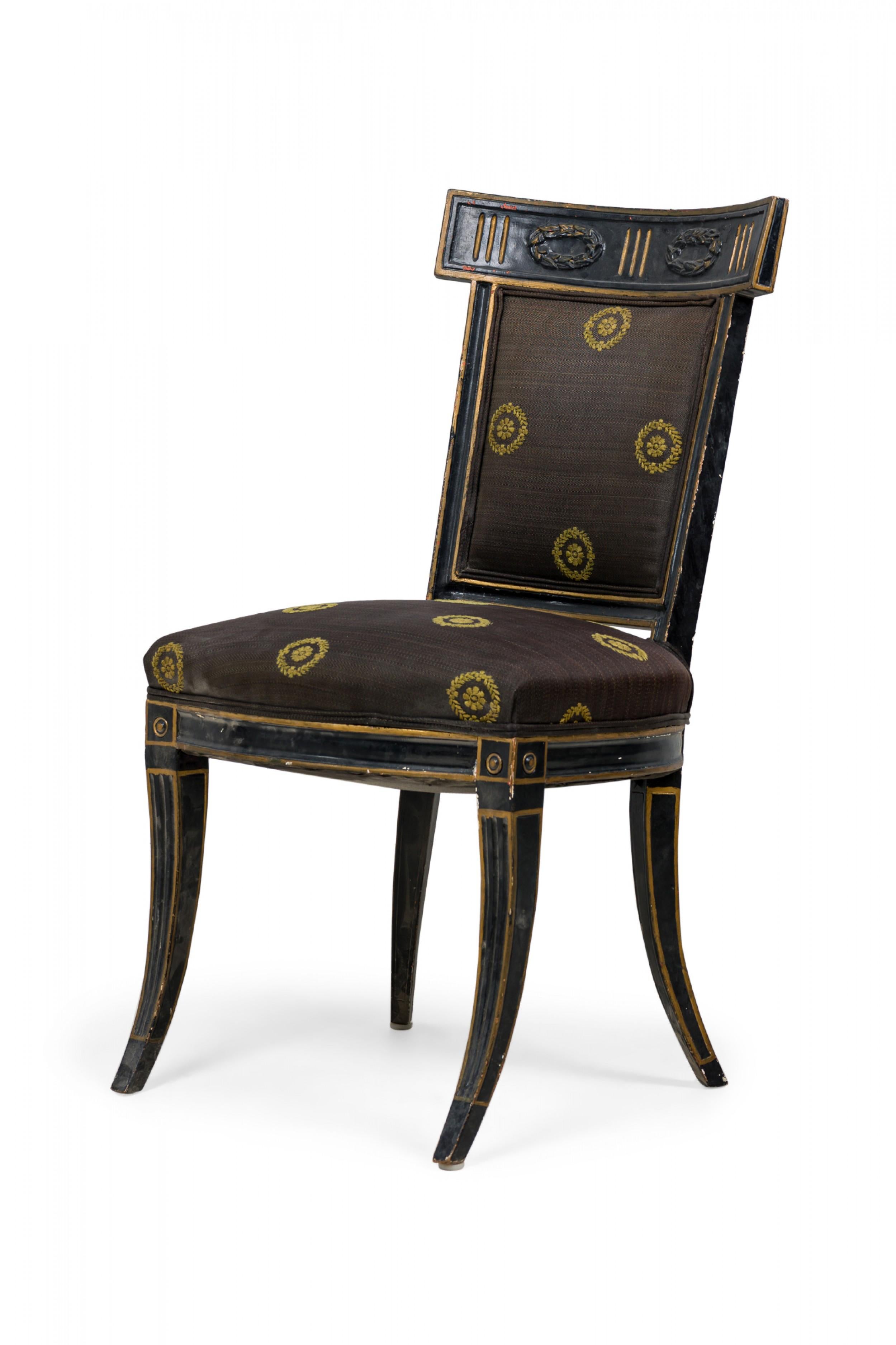 Néoclassique Paire de chaises de salle à manger italiennes néoclassiques peintes en noir et tapissées de dorures en vente
