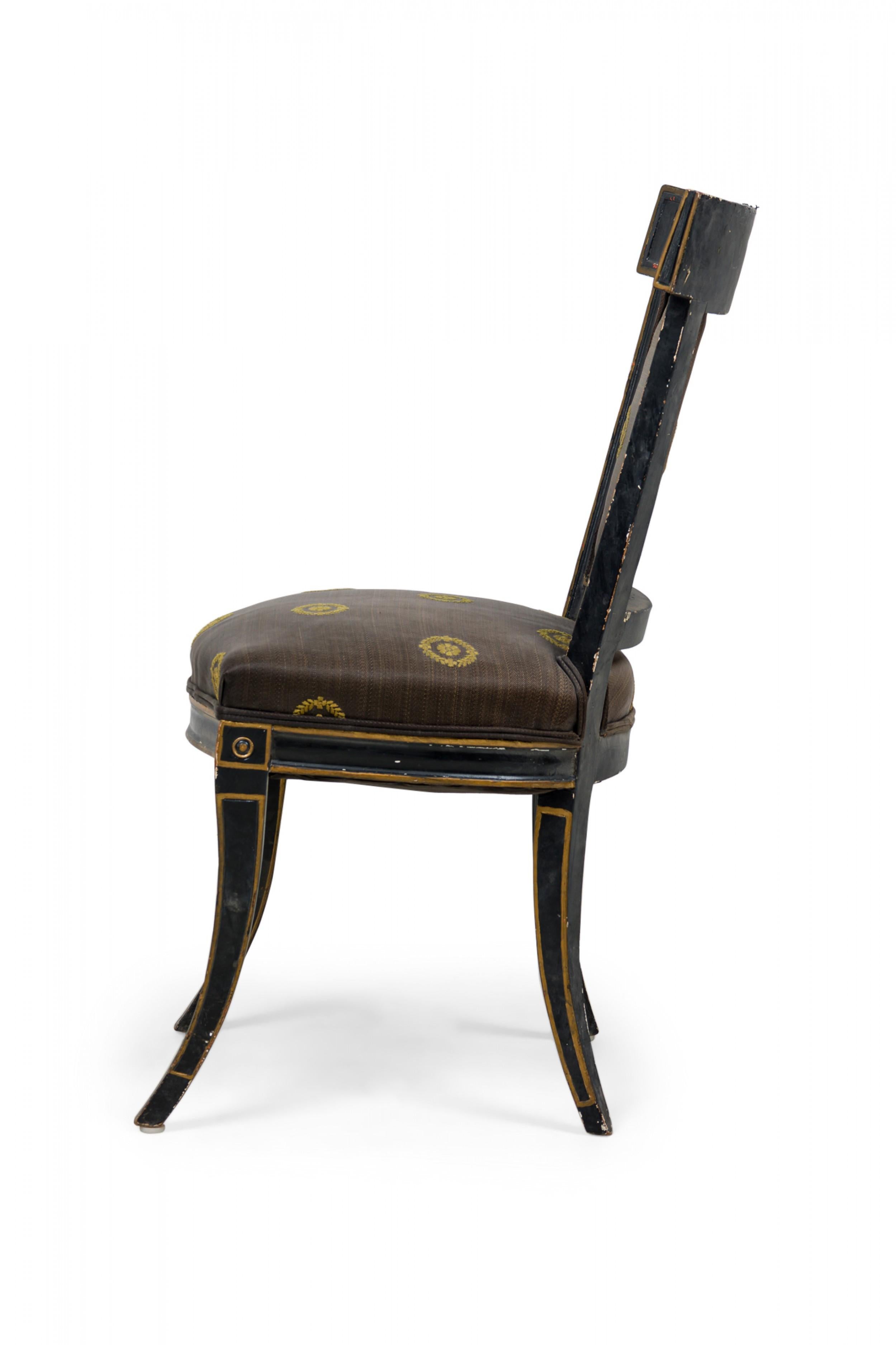 Sculpté à la main Paire de chaises de salle à manger italiennes néoclassiques peintes en noir et tapissées de dorures en vente
