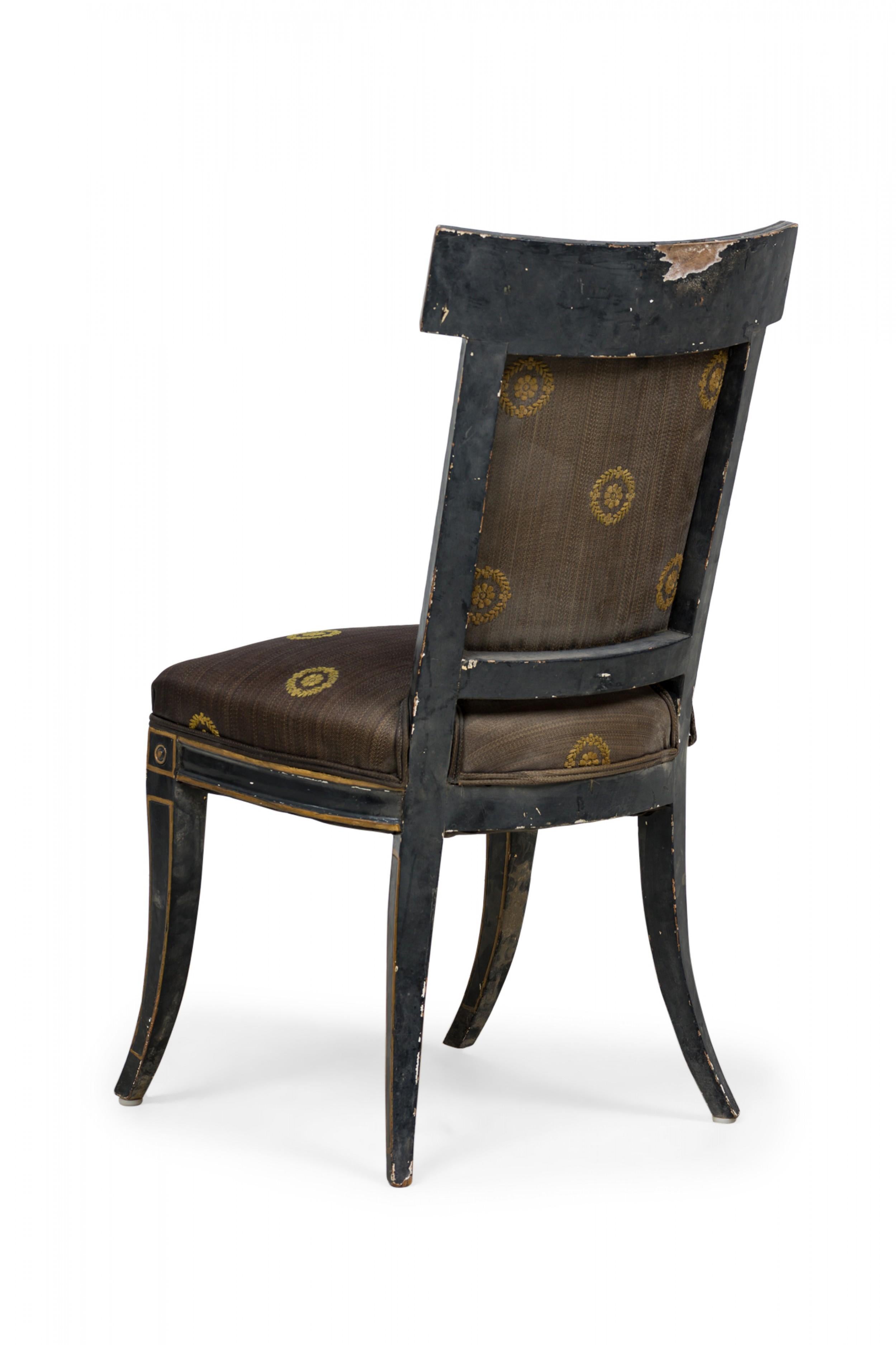 Paire de chaises de salle à manger italiennes néoclassiques peintes en noir et tapissées de dorures État moyen - En vente à Queens, NY