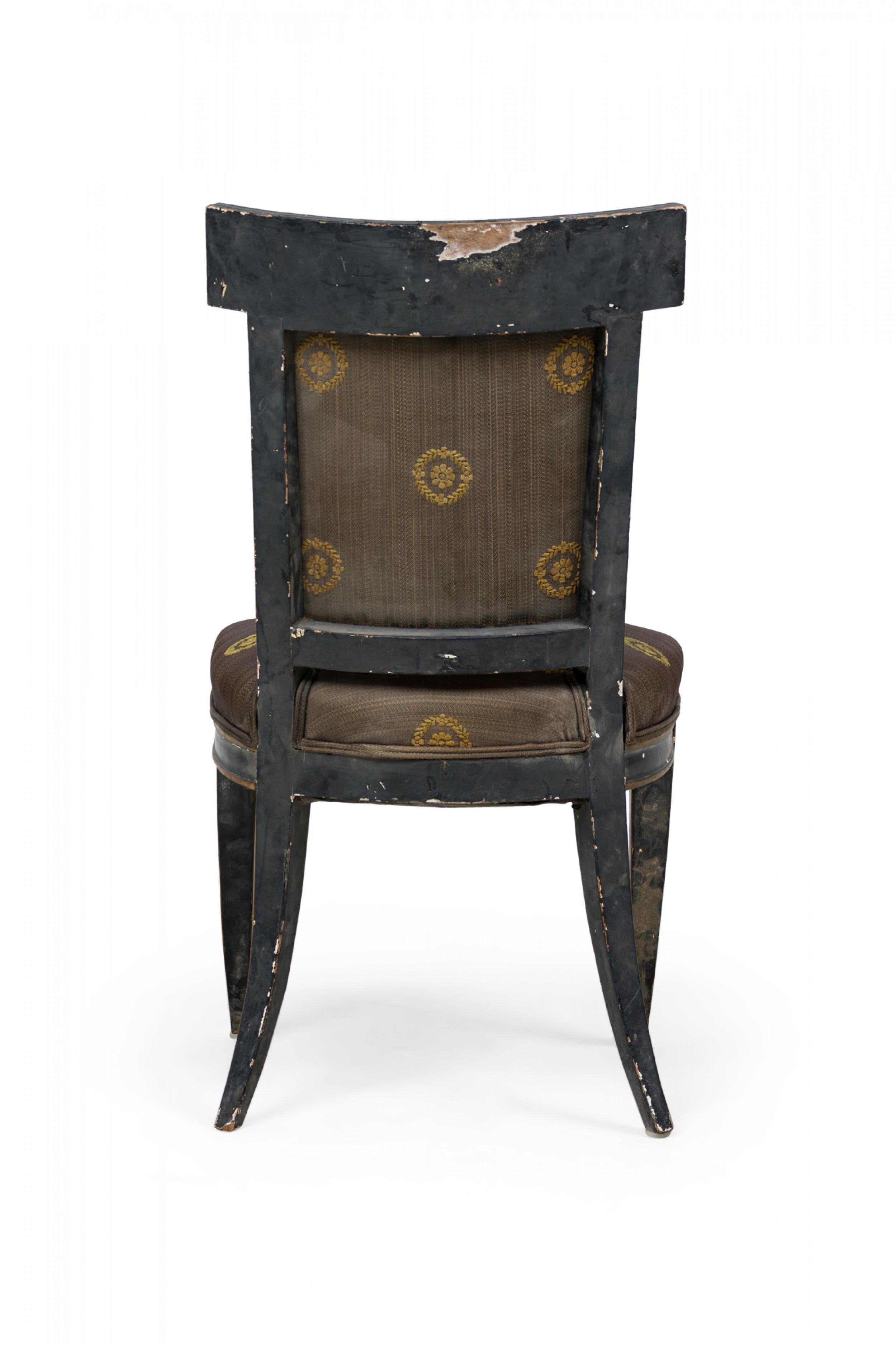 XVIIIe siècle et antérieur Paire de chaises de salle à manger italiennes néoclassiques peintes en noir et tapissées de dorures en vente