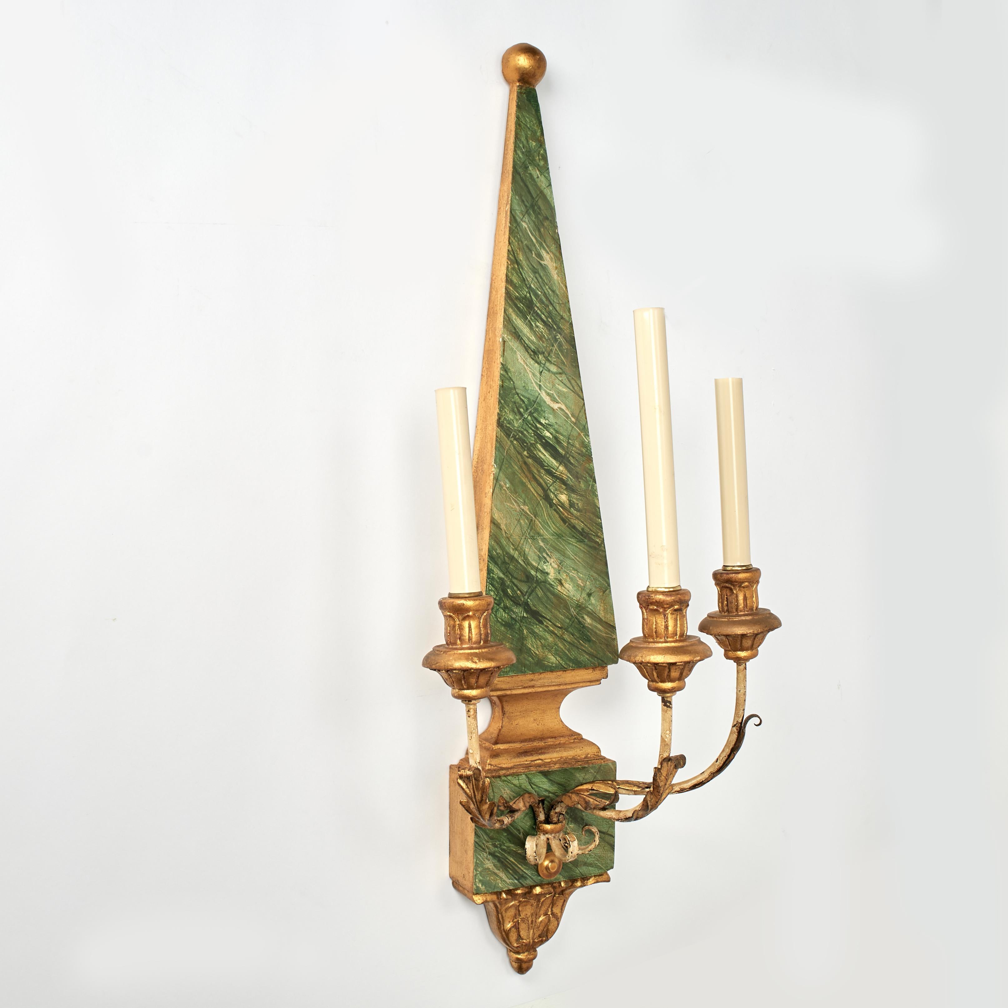 20ième siècle Paire d'appliques murales italiennes néo-classiques en faux bois de malachite en vente