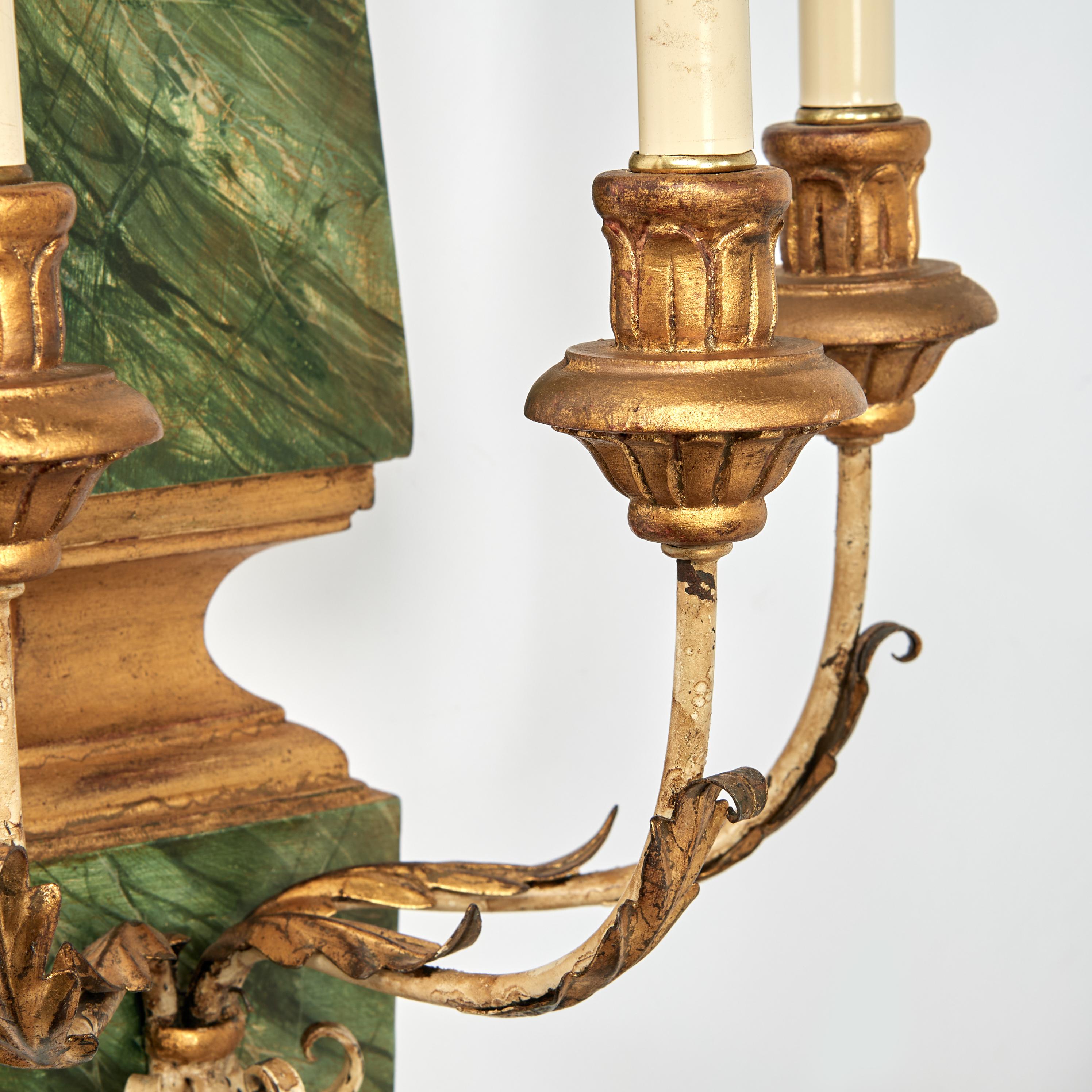 Bois de feuillus Paire d'appliques murales italiennes néo-classiques en faux bois de malachite en vente