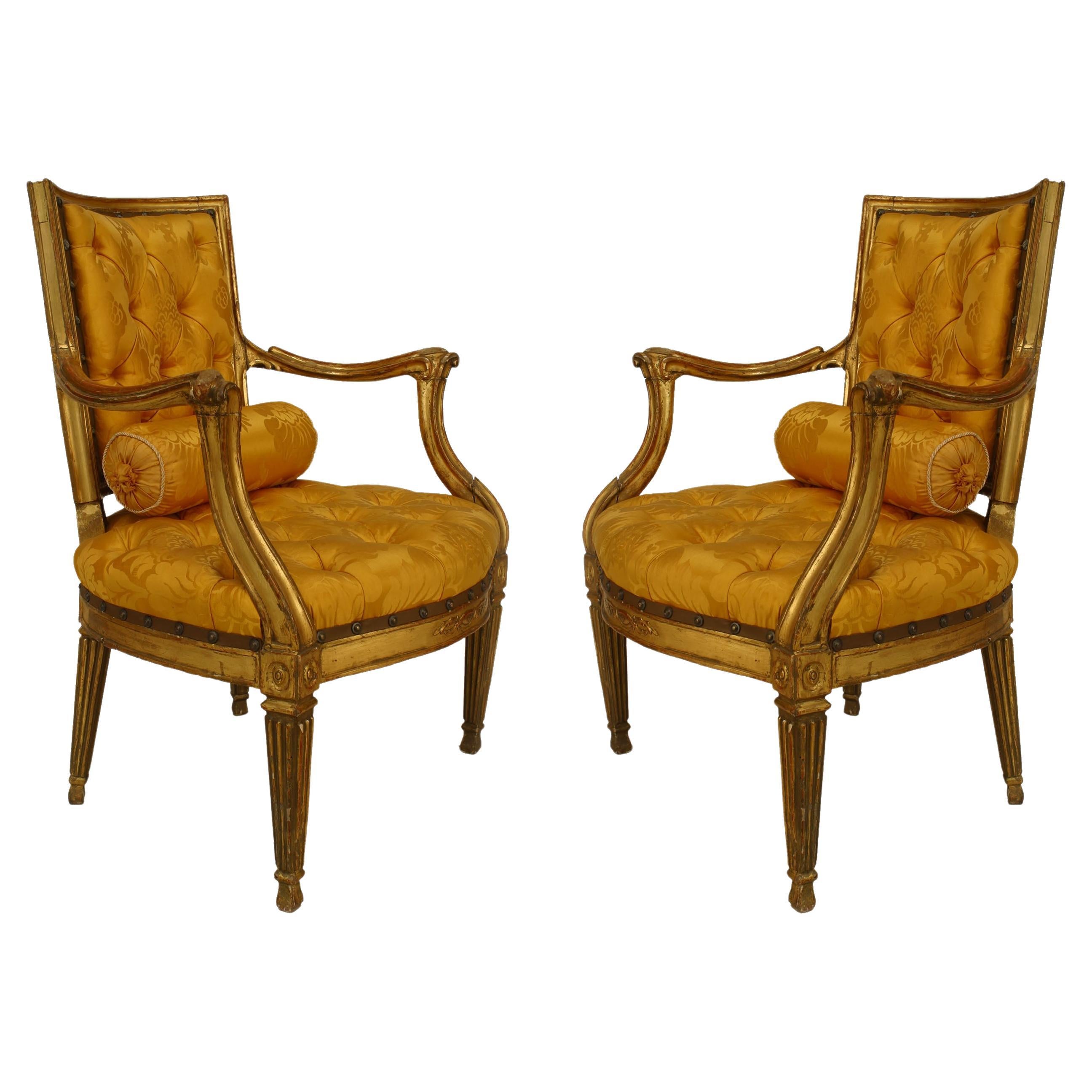 Paire de fauteuils italiens néoclassiques en or