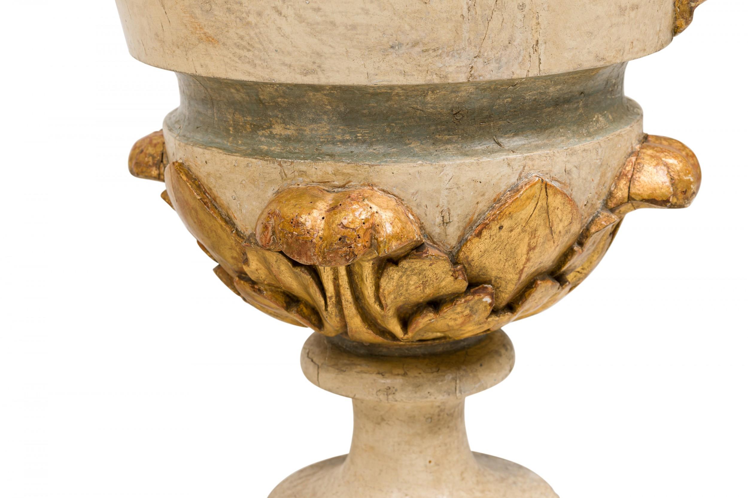 Coppia di urne decorative neoclassiche italiane a forma di pacco in legno dorato e dipinto a fiamma in vendita 2