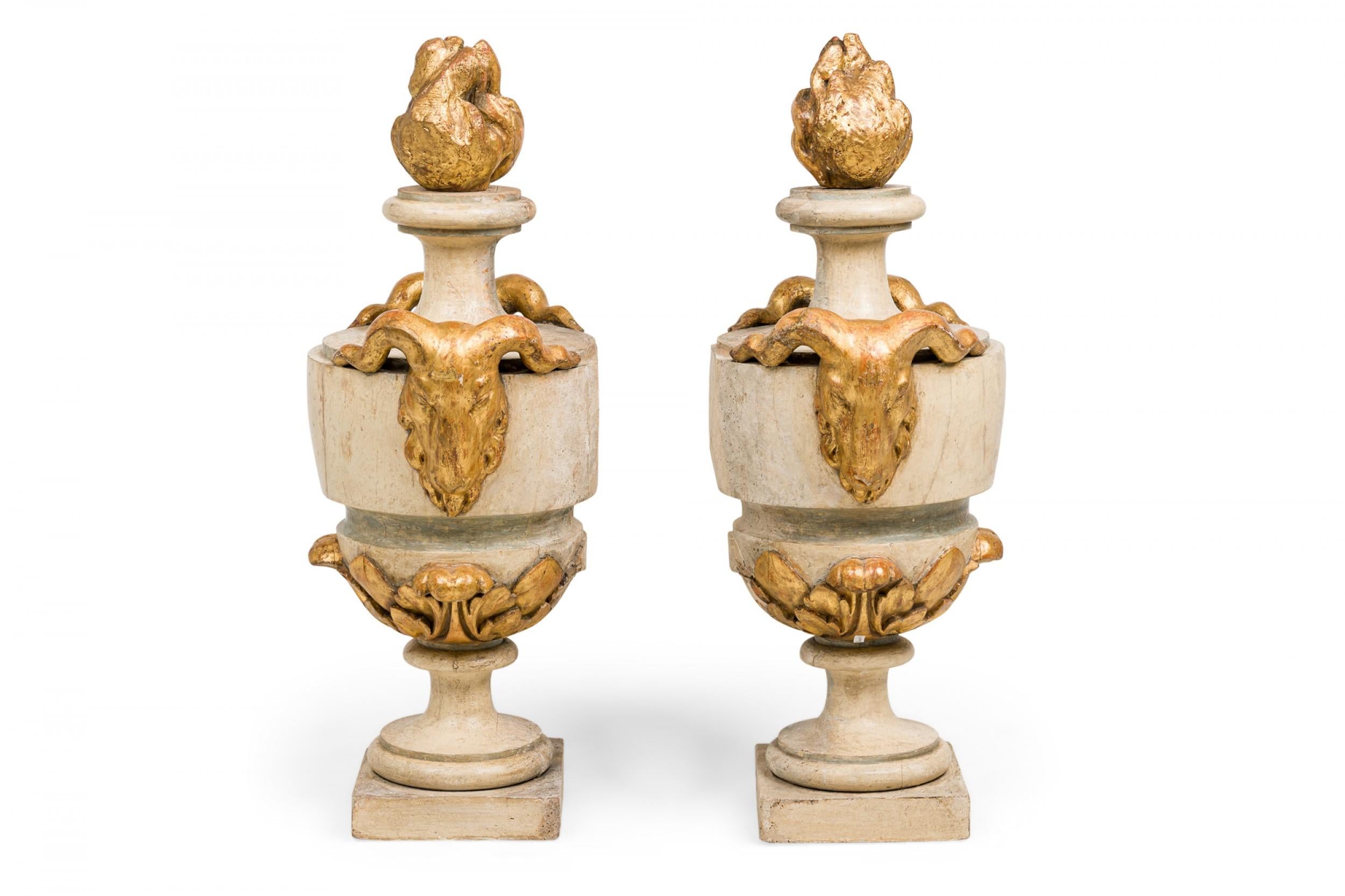 Neoclassico Coppia di urne decorative neoclassiche italiane a forma di pacco in legno dorato e dipinto a fiamma in vendita