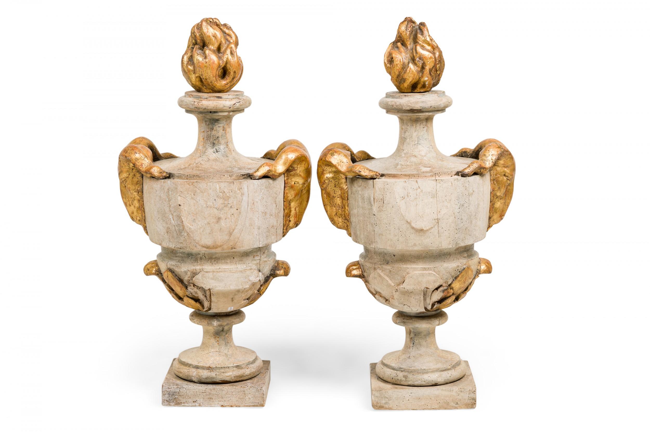 Italiano Coppia di urne decorative neoclassiche italiane a forma di pacco in legno dorato e dipinto a fiamma in vendita