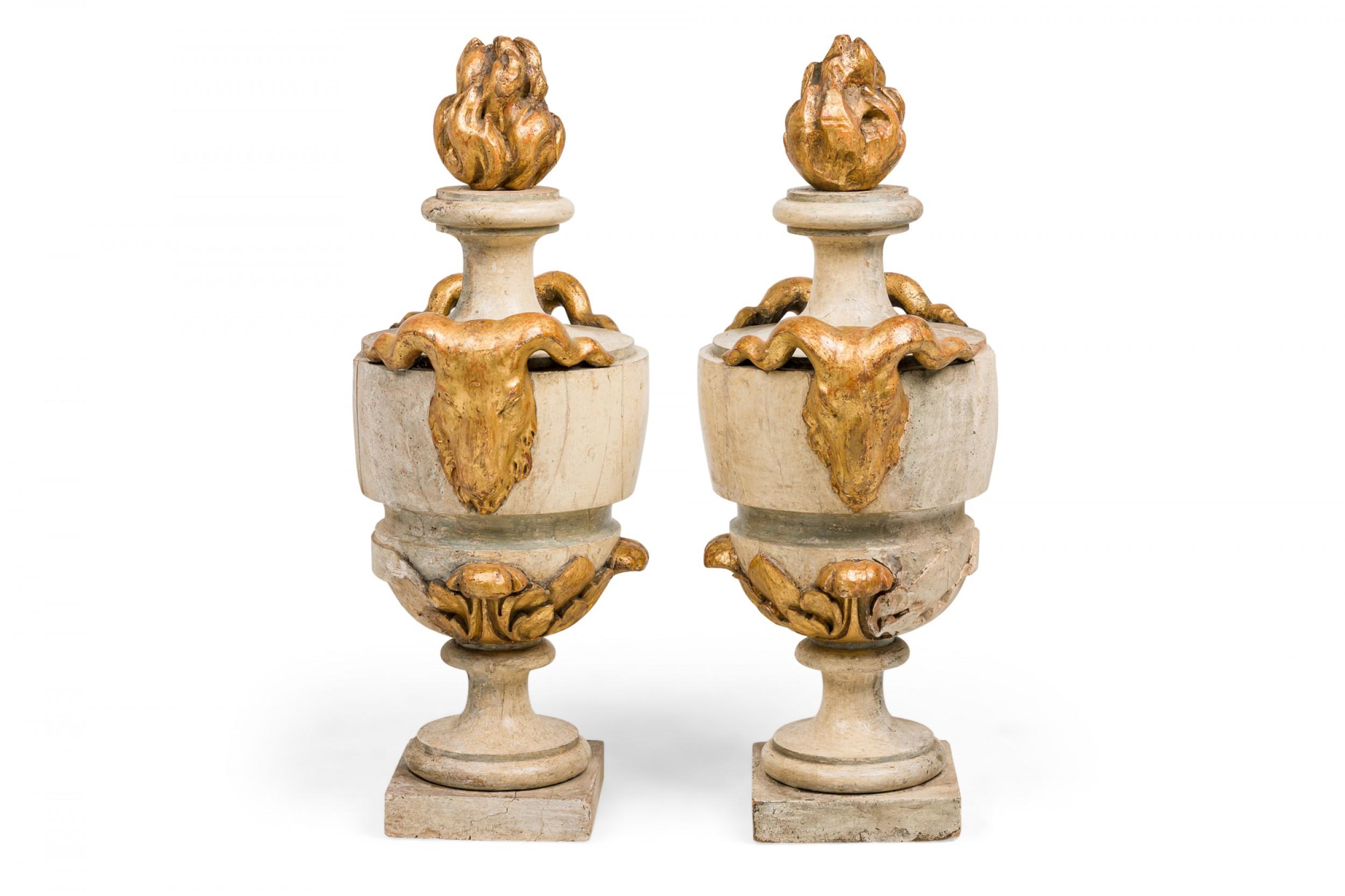 Dipinto a mano Coppia di urne decorative neoclassiche italiane a forma di pacco in legno dorato e dipinto a fiamma in vendita