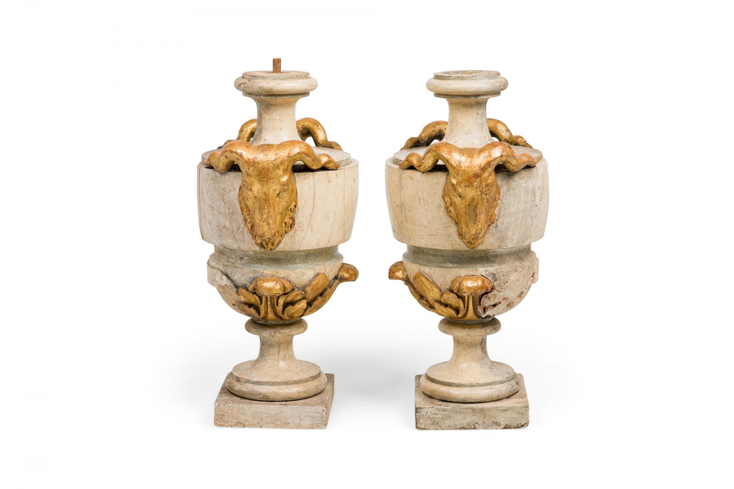 Coppia di urne decorative neoclassiche italiane a forma di pacco in legno dorato e dipinto a fiamma In condizioni buone in vendita a Queens, NY