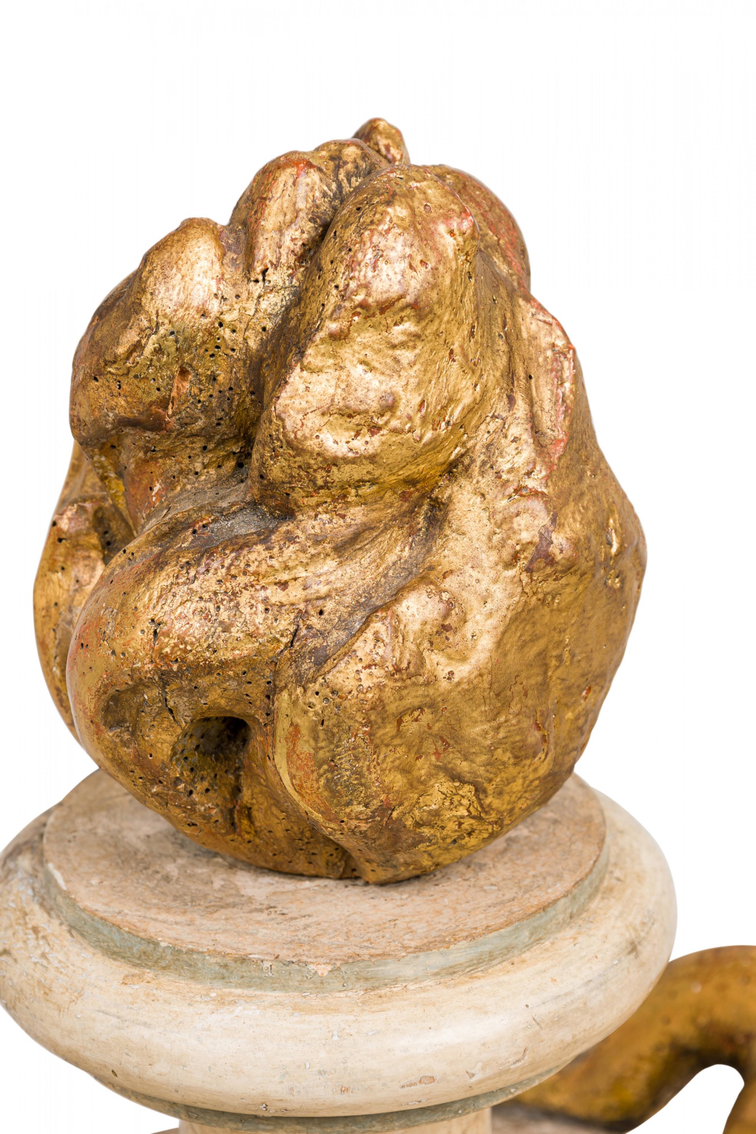 Fino al XVIII secolo Coppia di urne decorative neoclassiche italiane a forma di pacco in legno dorato e dipinto a fiamma in vendita