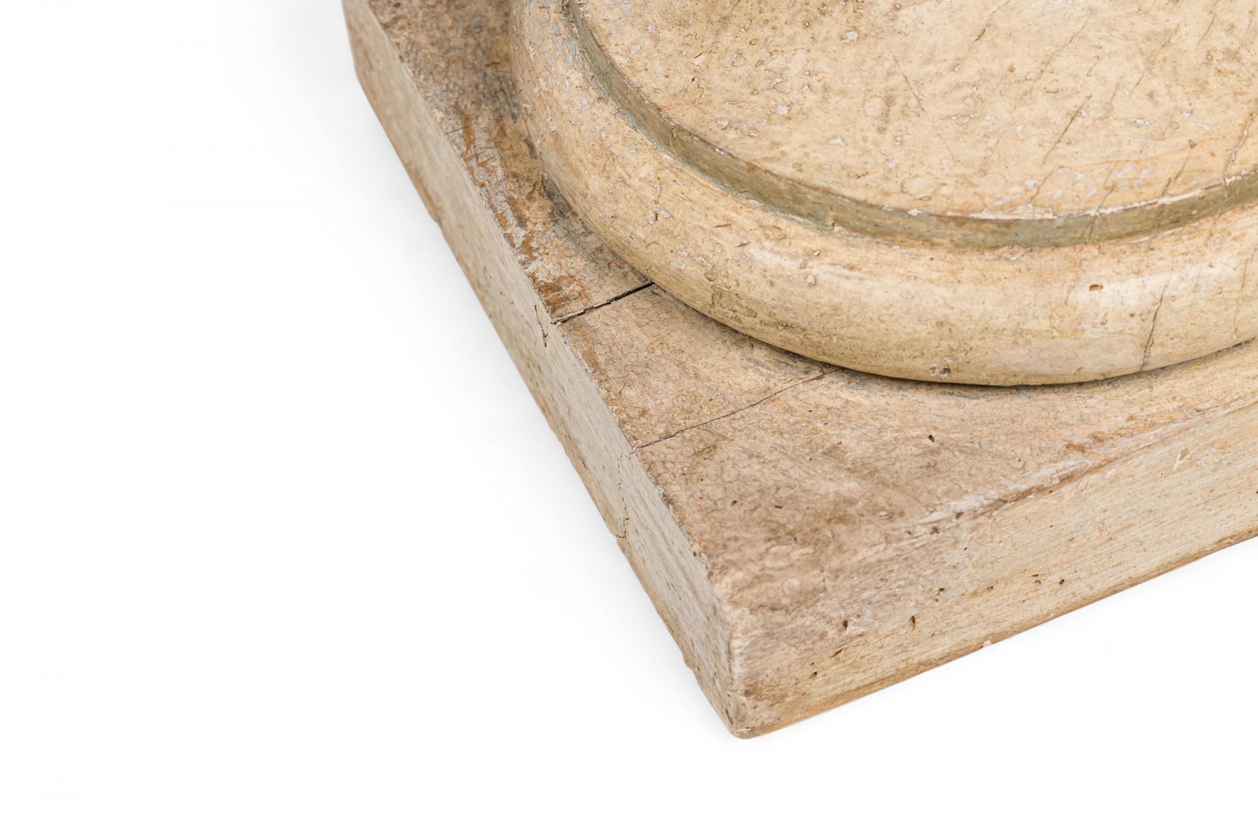 Legno Coppia di urne decorative neoclassiche italiane a forma di pacco in legno dorato e dipinto a fiamma in vendita