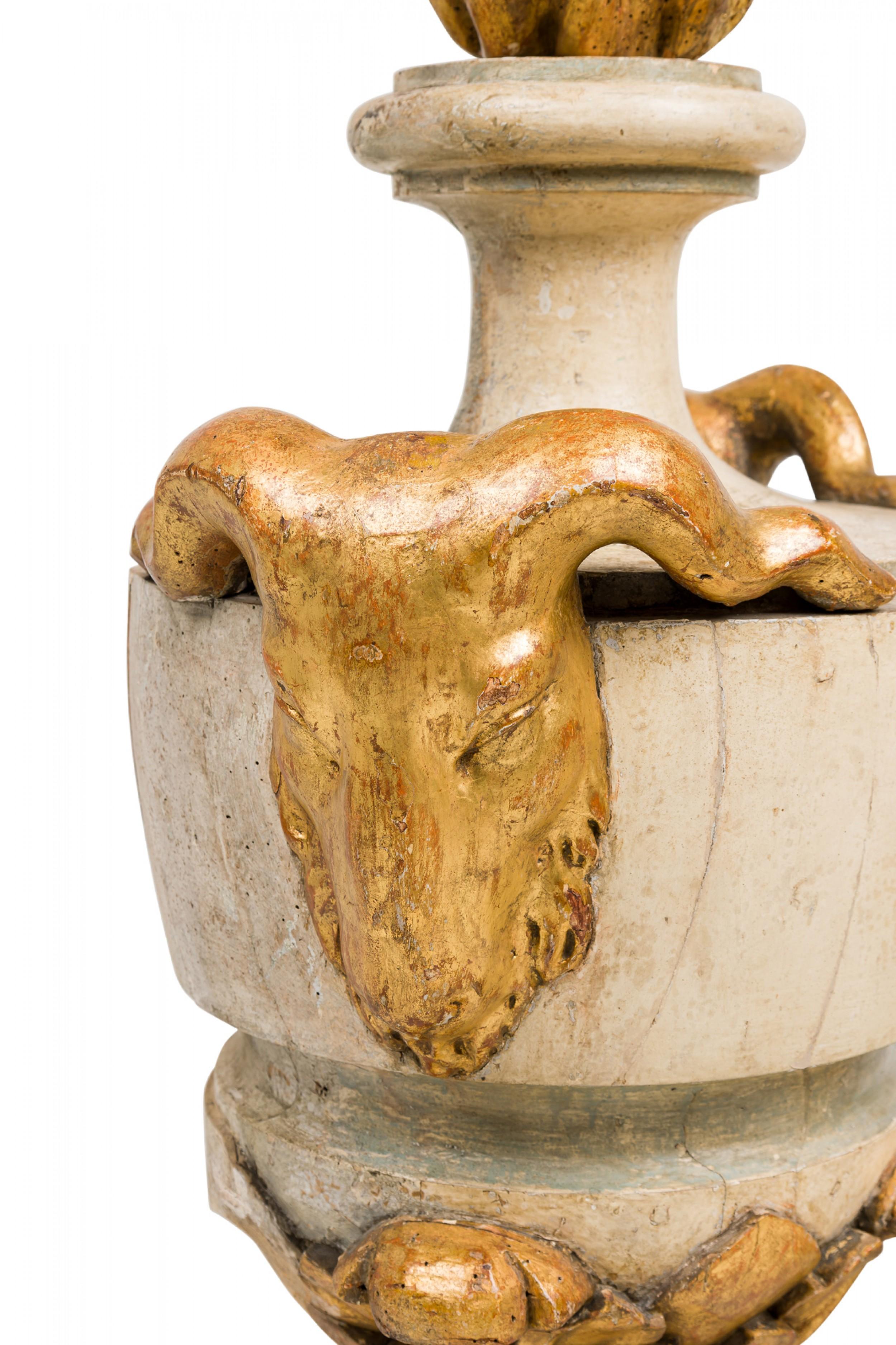 Coppia di urne decorative neoclassiche italiane a forma di pacco in legno dorato e dipinto a fiamma in vendita 1