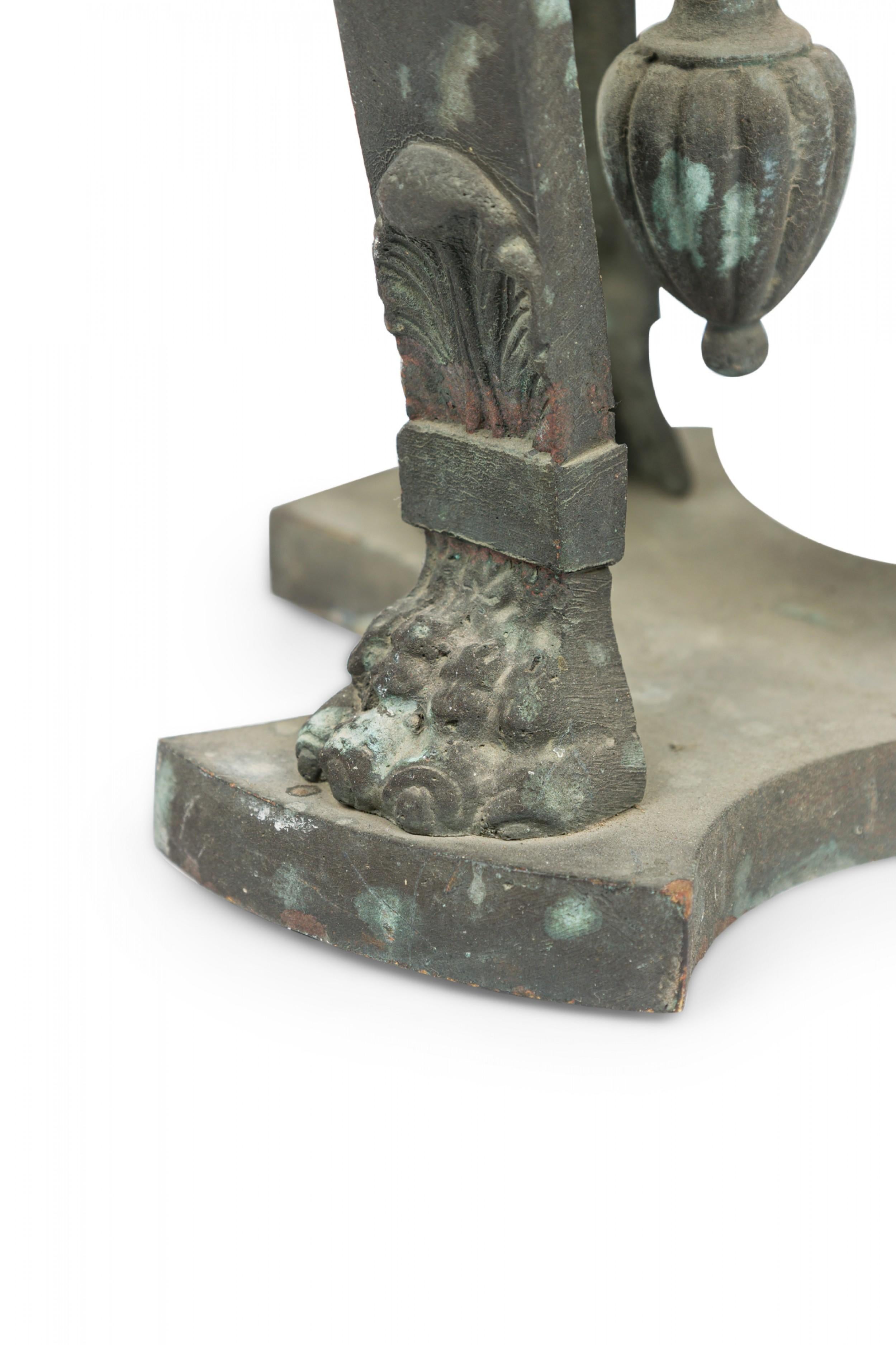 Ein Paar italienische Urnen in Athenienne-Form aus patinierter Bronze im neoklassischen Stil im Angebot 2