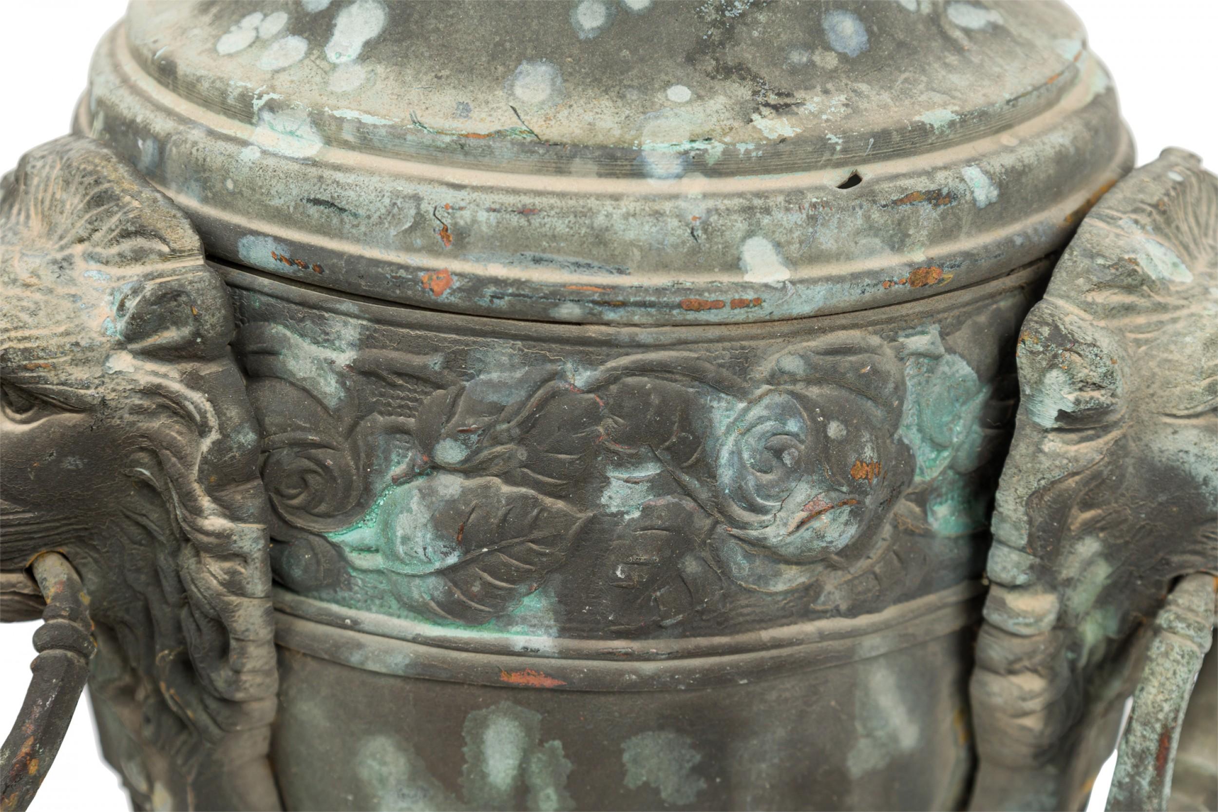 Paire d'urnes italiennes néoclassiques en bronze patiné en forme d'Athènes en vente 3