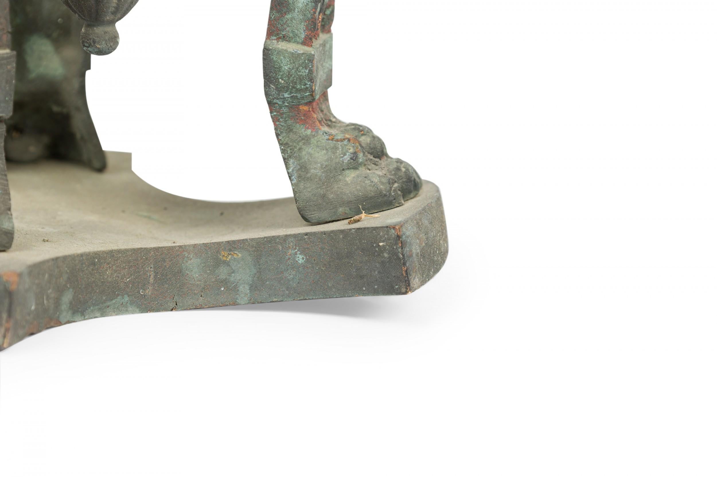 Paire d'urnes italiennes néoclassiques en bronze patiné en forme d'Athènes en vente 5