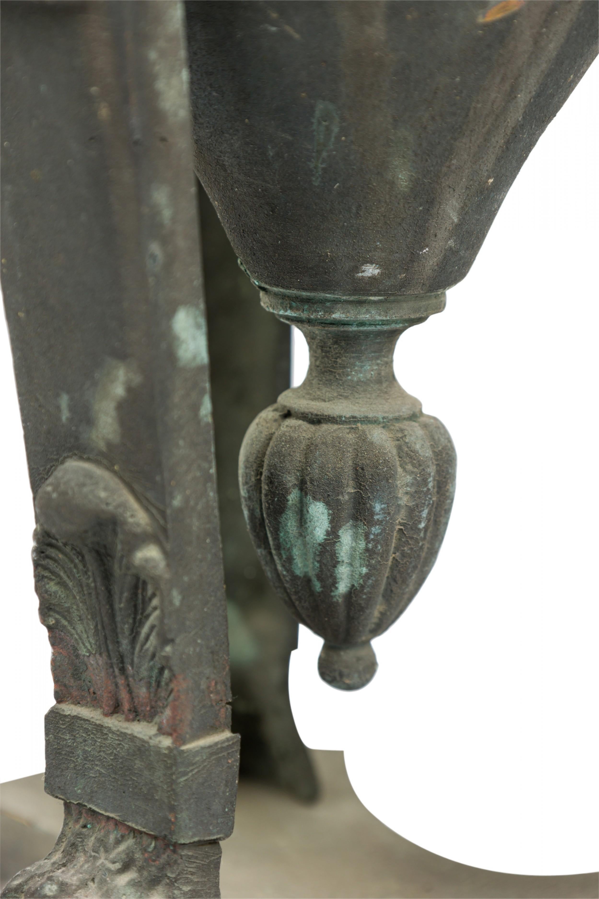 Ein Paar italienische Urnen in Athenienne-Form aus patinierter Bronze im neoklassischen Stil im Angebot 6