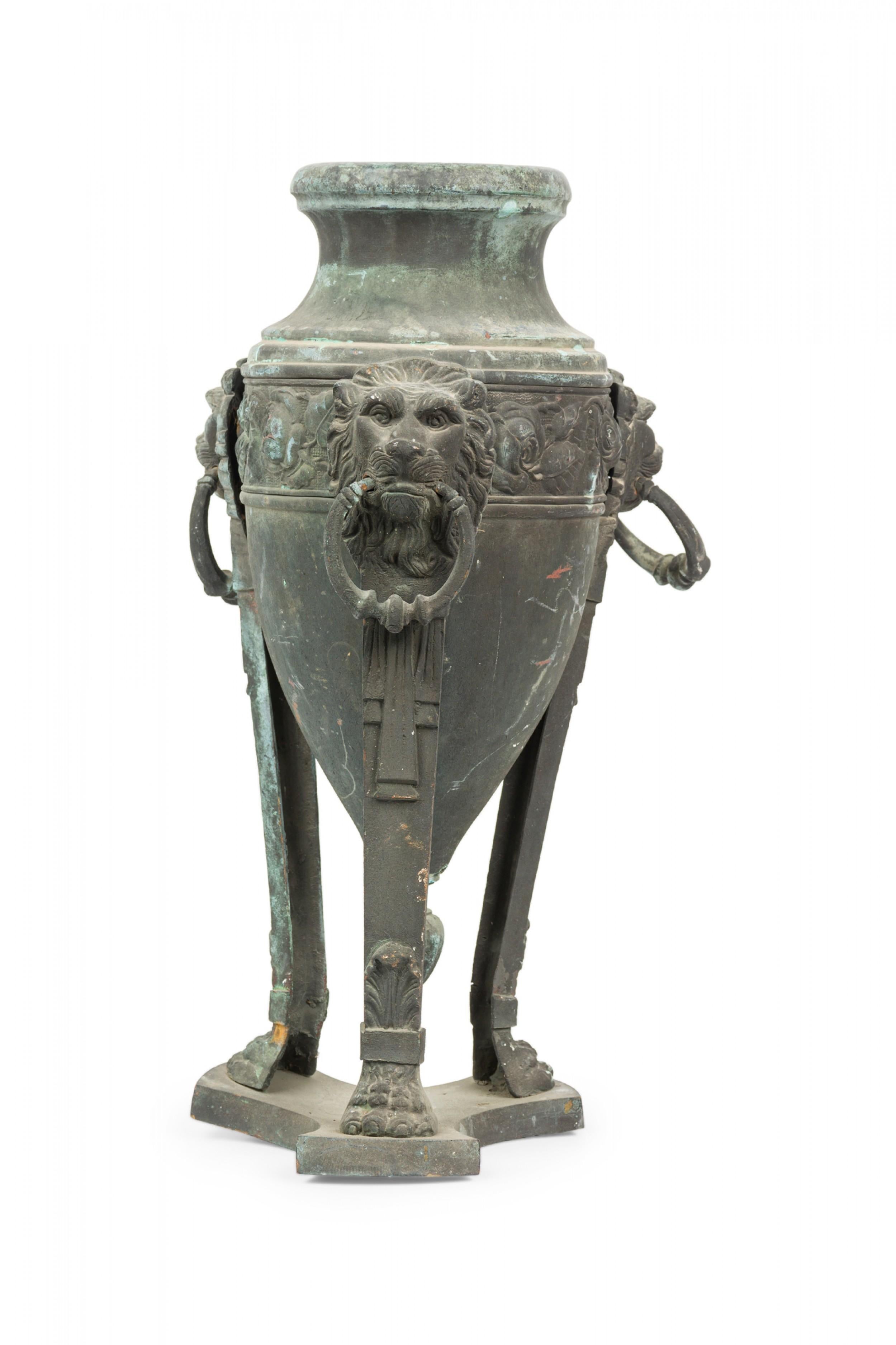 Néoclassique Paire d'urnes italiennes néoclassiques en bronze patiné en forme d'Athènes en vente