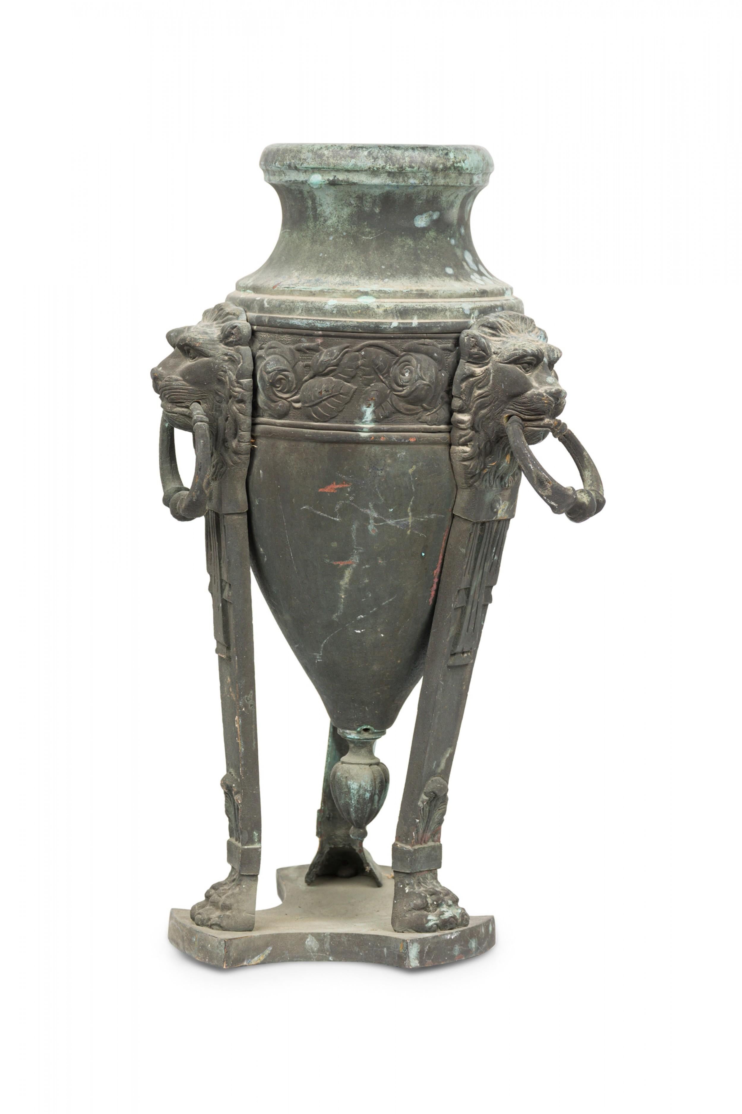 Patiné Paire d'urnes italiennes néoclassiques en bronze patiné en forme d'Athènes en vente
