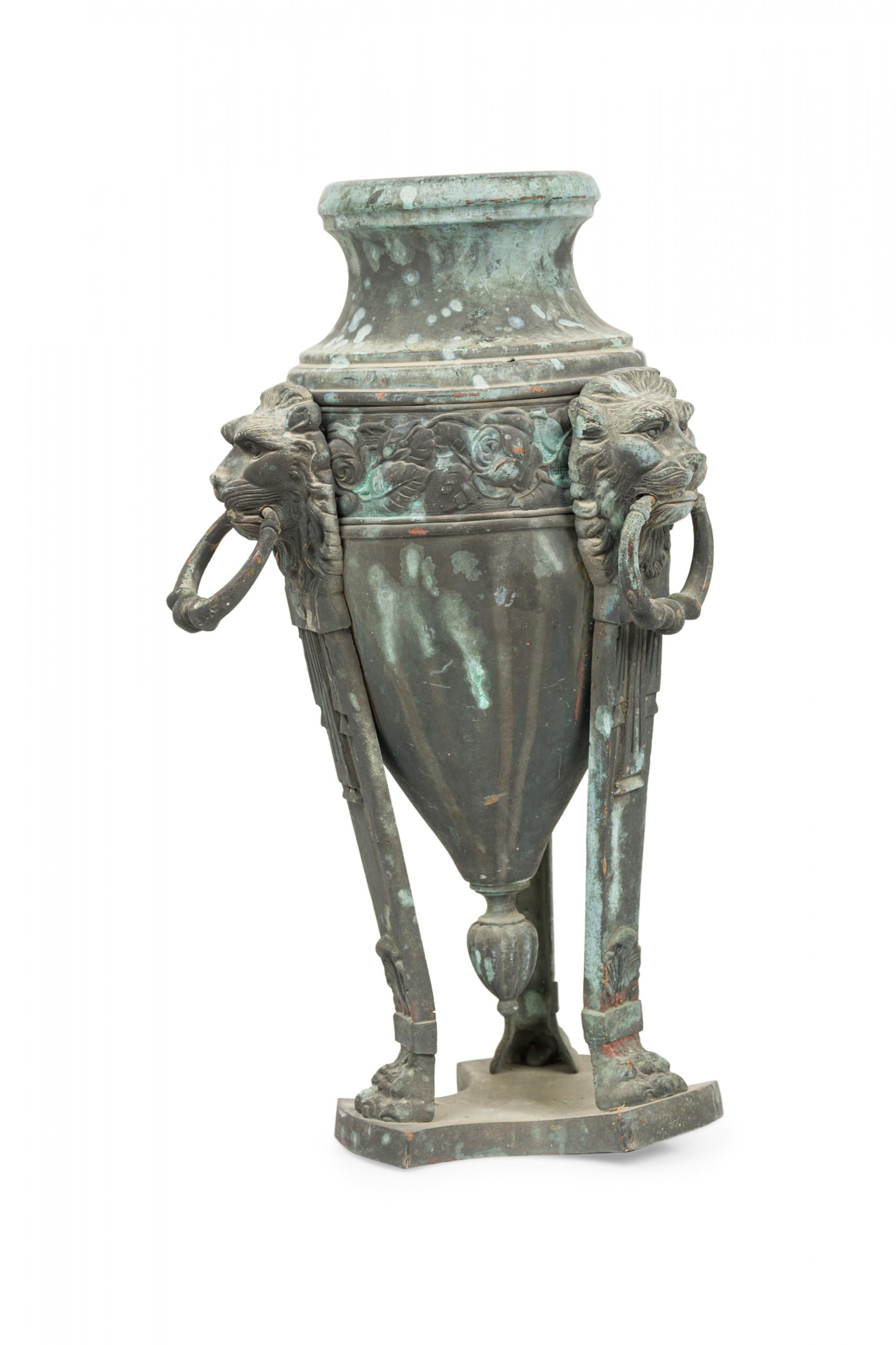 XIXe siècle Paire d'urnes italiennes néoclassiques en bronze patiné en forme d'Athènes en vente