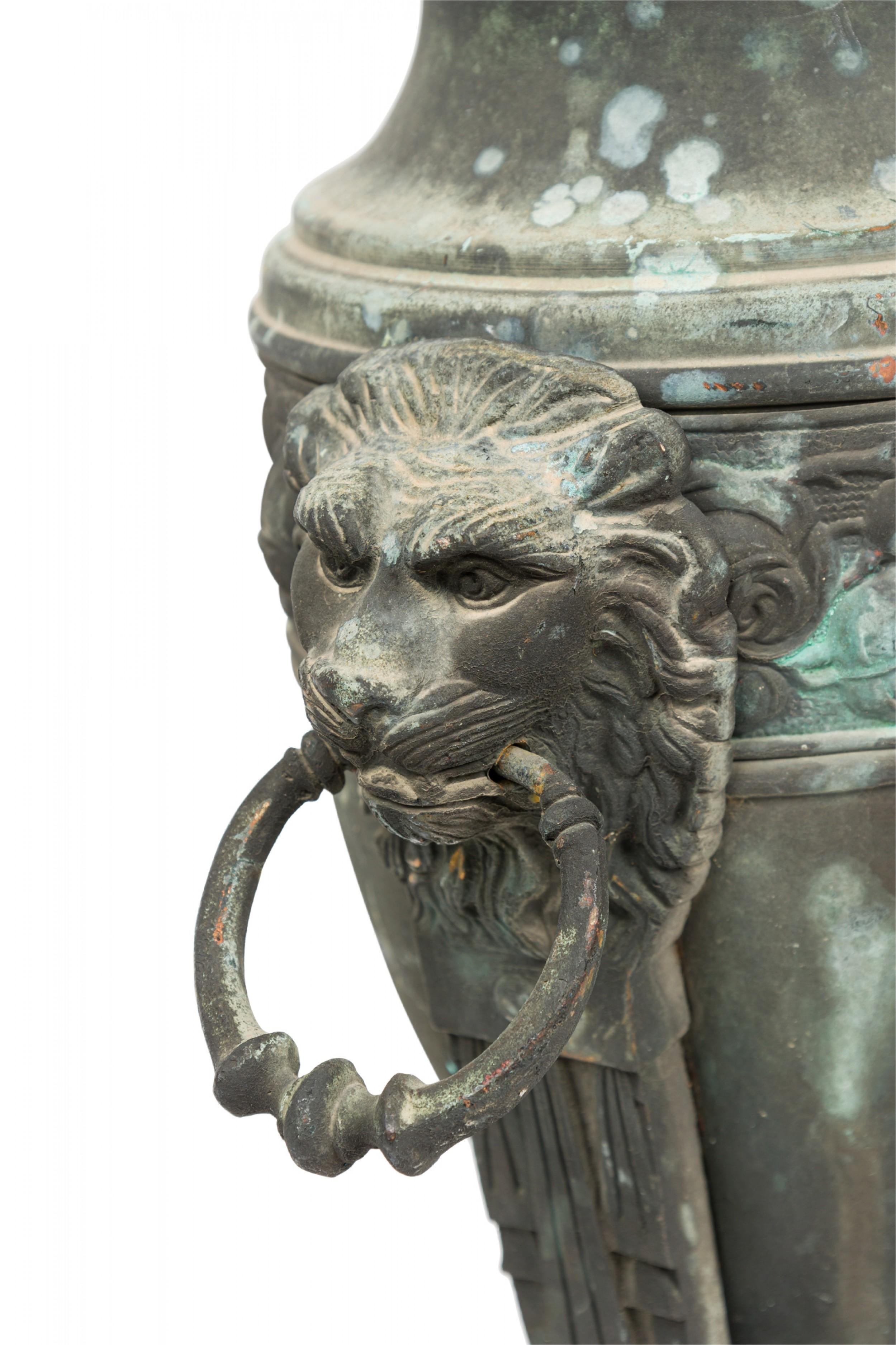 Bronze Paire d'urnes italiennes néoclassiques en bronze patiné en forme d'Athènes en vente