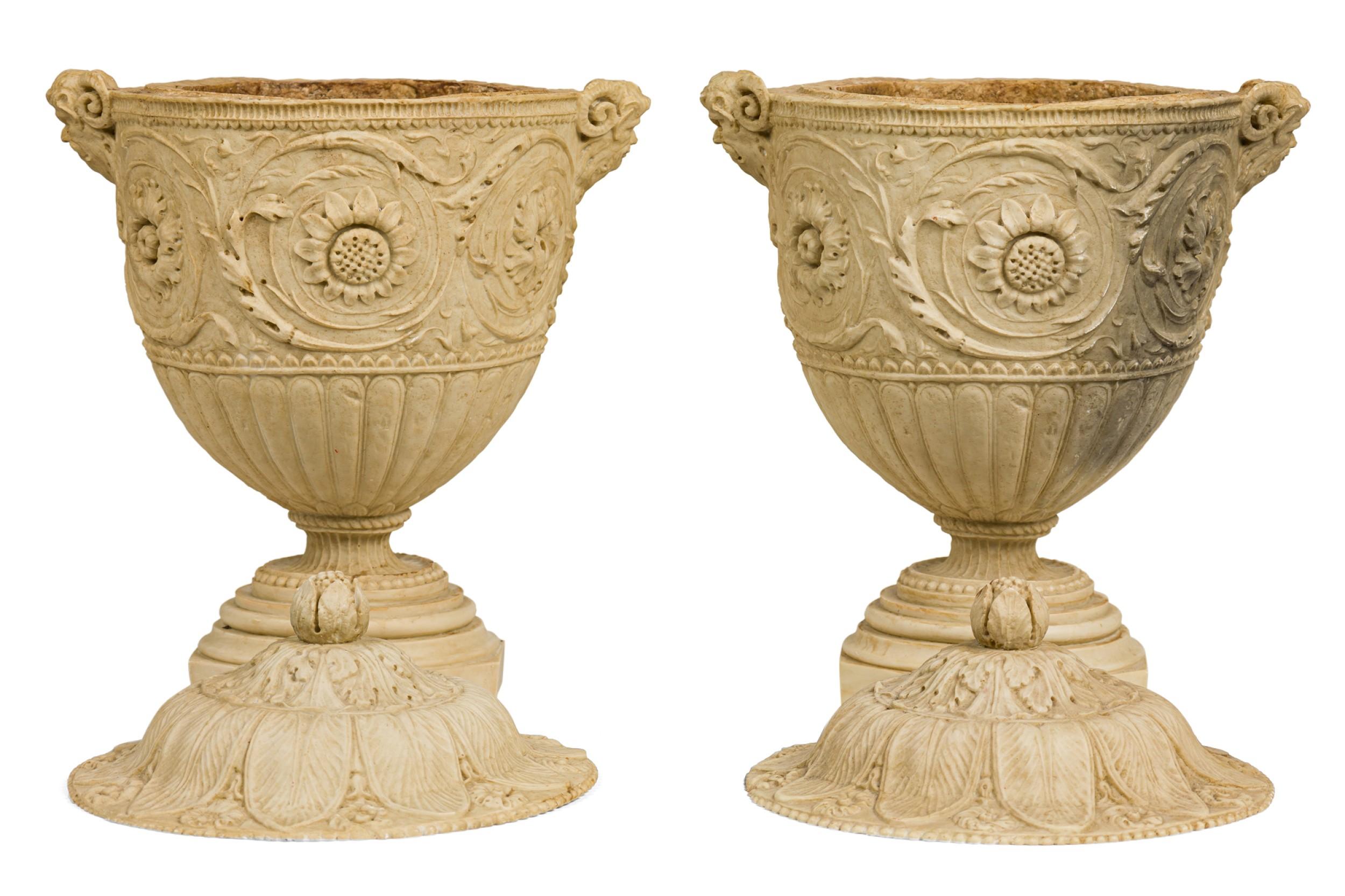 Pärchen kleiner italienischer Urnen/Pflanzgefäße im neoklassischen Piranesi-Stil aus gegossener Komposition (möglicherweise Coade-Stein) mit Flachrelief, verziert mit Blumen- und Lorbeermotiven, Satyrgriffen auf rundem Sockel, gekrönt von verzierten