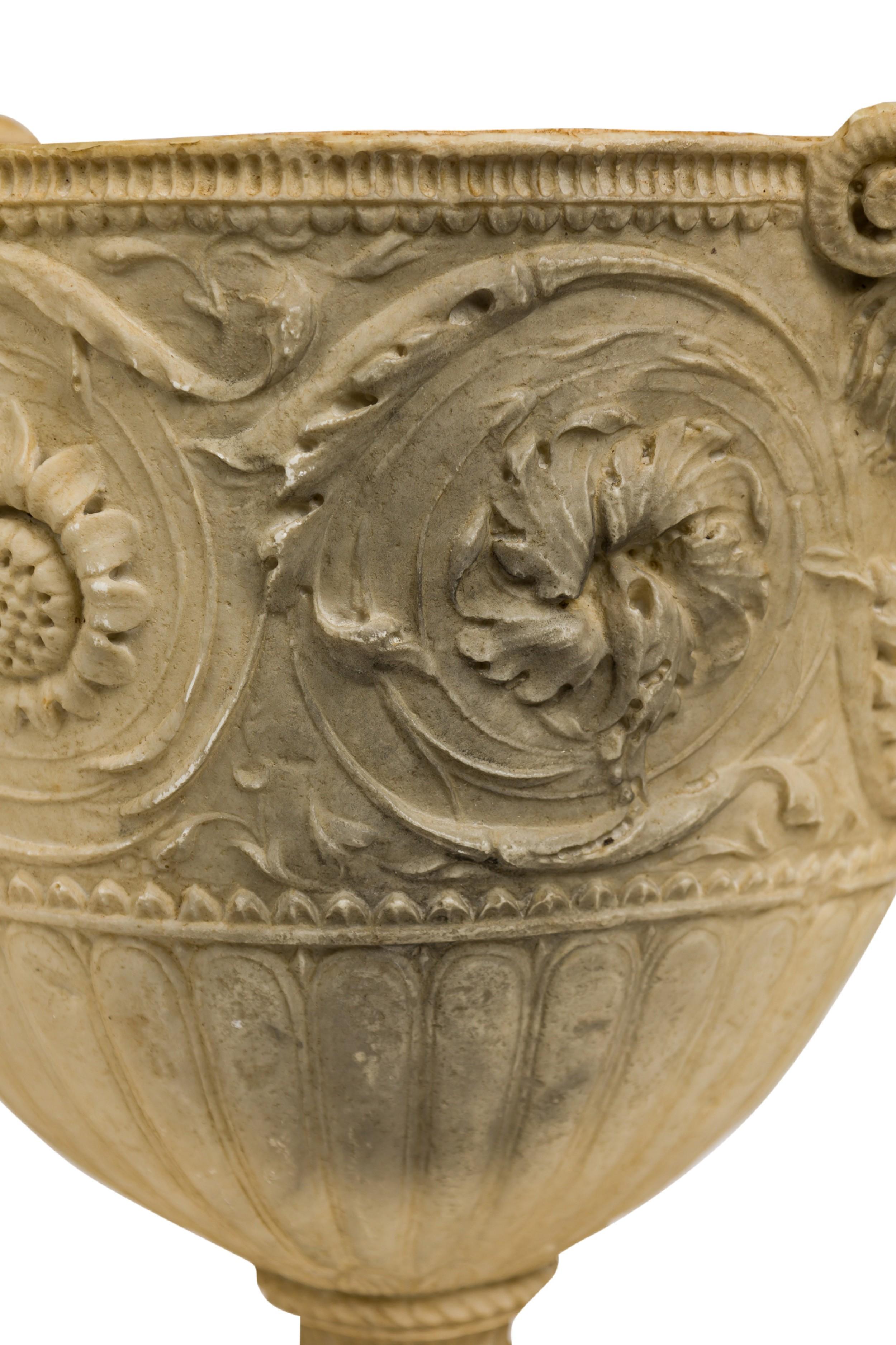 Paar italienische Neo-Klassiker  Stil Piranesi Deckelurnen/Pflanzgefäße (19. Jahrhundert) im Angebot