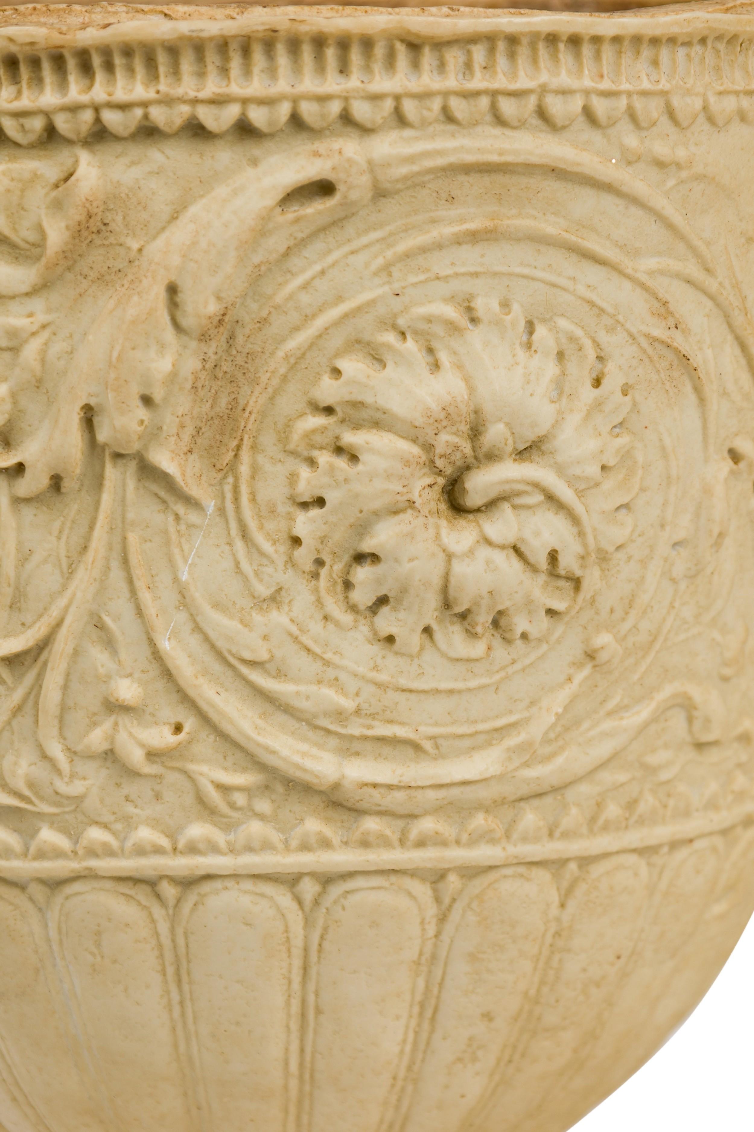 Paar italienische Neo-Klassiker  Stil Piranesi Deckelurnen/Pflanzgefäße (Coade-Stein) im Angebot