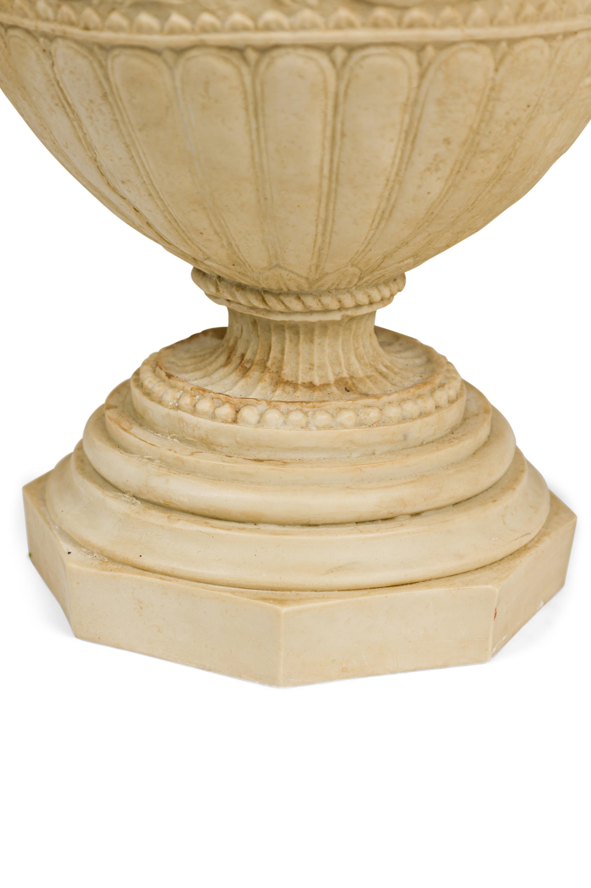 Paar italienische Neo-Klassiker  Stil Piranesi Deckelurnen/Pflanzgefäße im Angebot 1