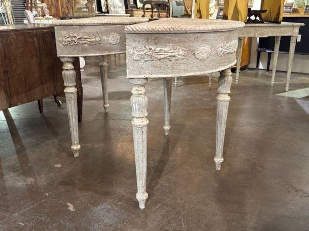 Ce produit est une paire de consoles italiennes néoclassiques sculptées et peintes. Ces magnifiques pièces d'antiquité aux jolies sculptures et à la belle patine mettent en valeur le savoir-faire et l'élégance du style néoclassique. Fabriquées en