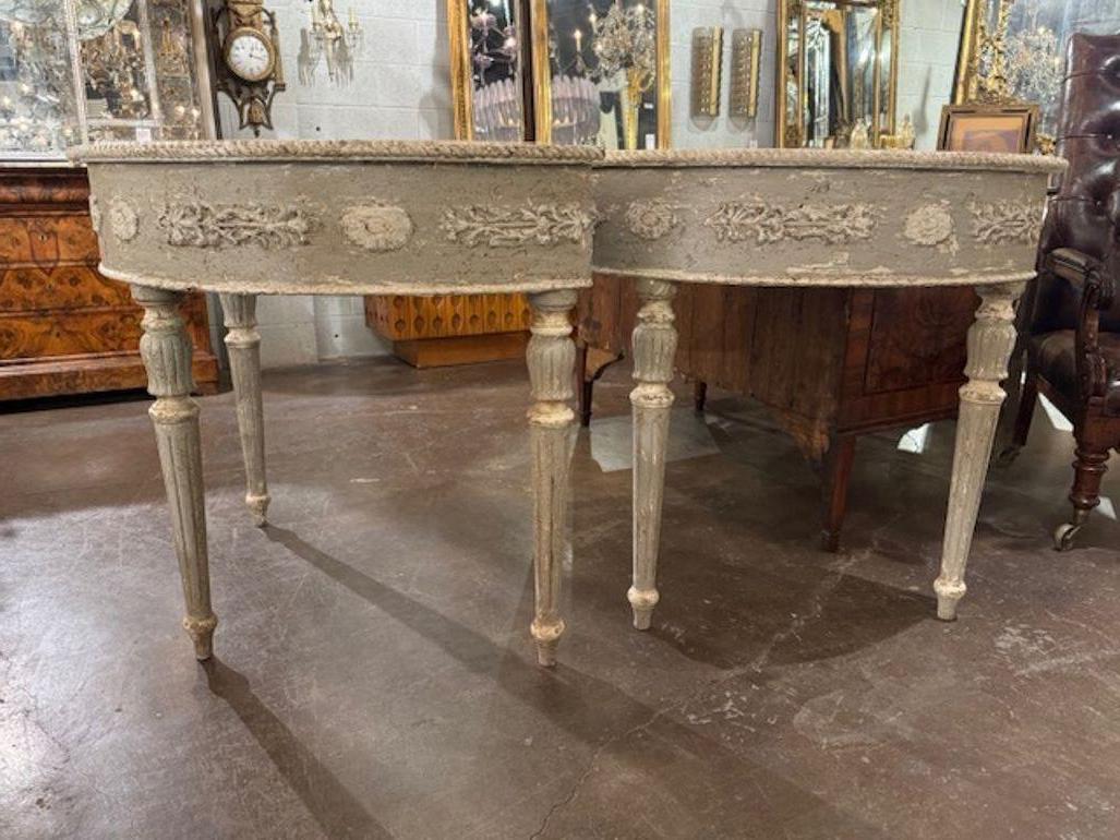 Paire de consoles italiennes néoclassiques sculptées et peintes en vente 2