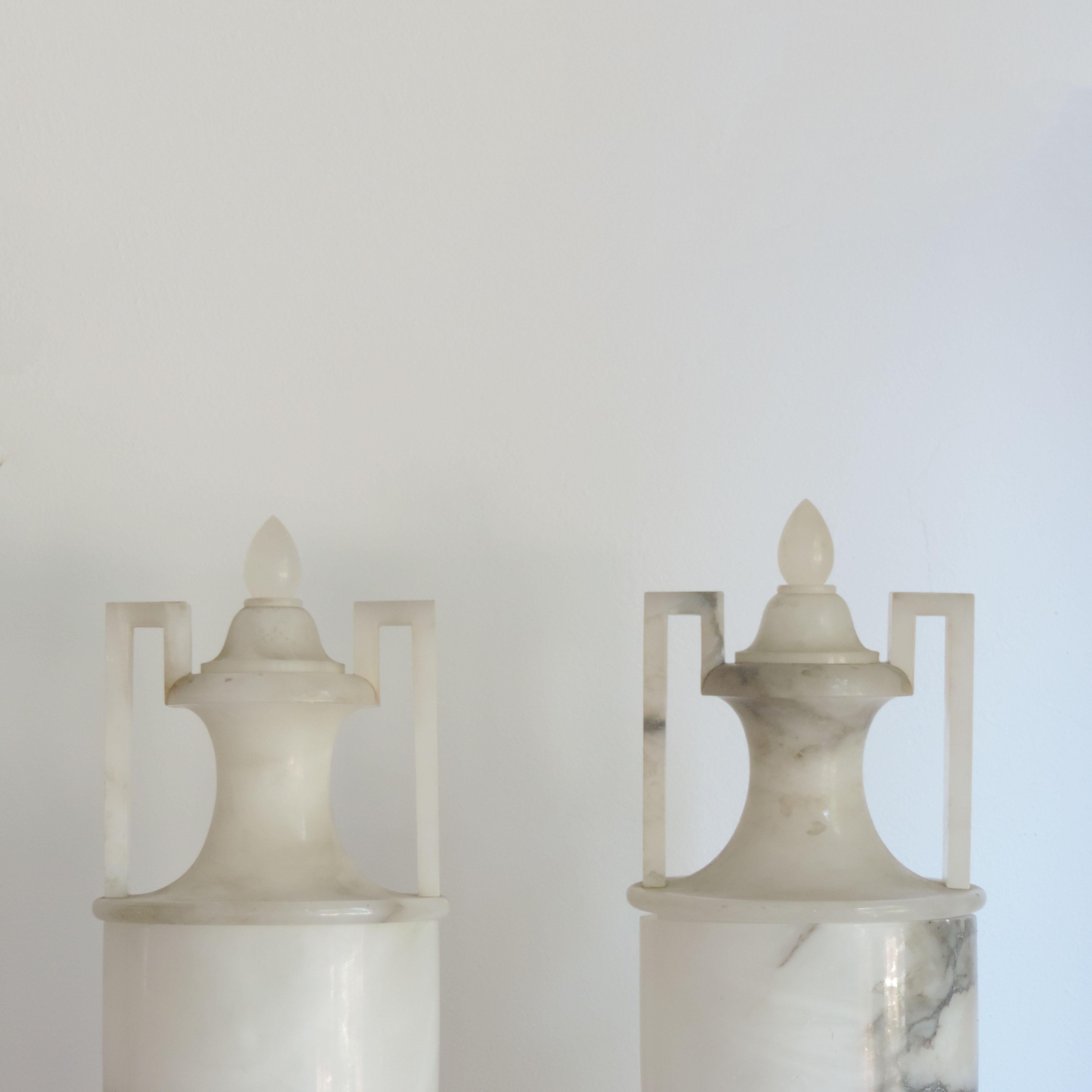 Pair of Italian Neo Classical Style Art Deco 1920s Alabaster Urn Table Lamps In Good Condition For Sale In Milan, IT