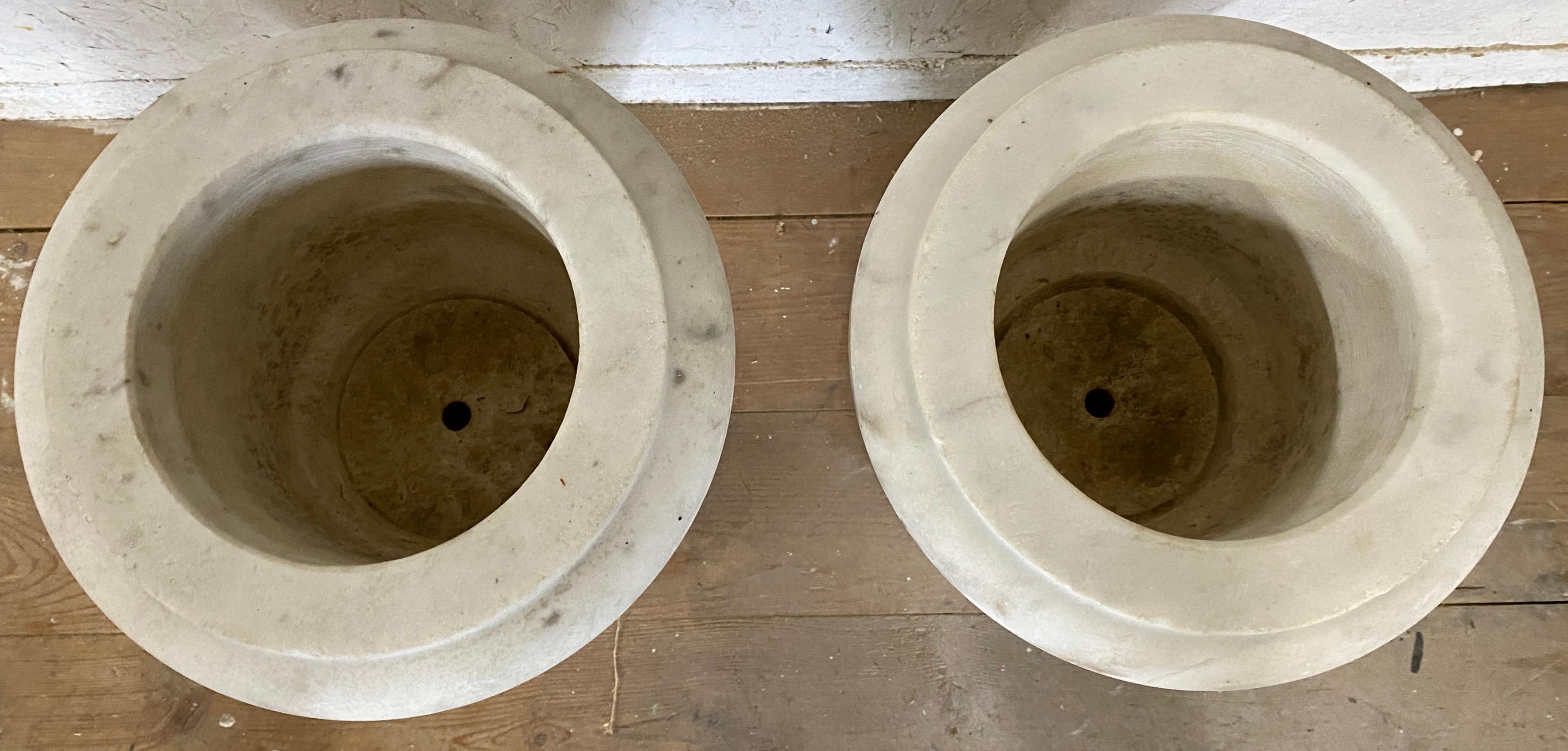 Pair of Italian Neo-Classical Style Marble Urns In Good Condition For Sale In Sheffield, MA