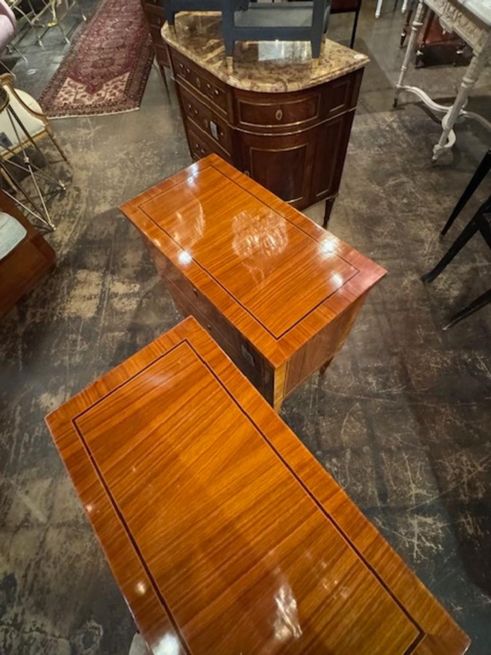 Paar italienische Tische mit Intarsien aus Nussbaum im neoklassizistischen Stil im Zustand „Gut“ im Angebot in Dallas, TX
