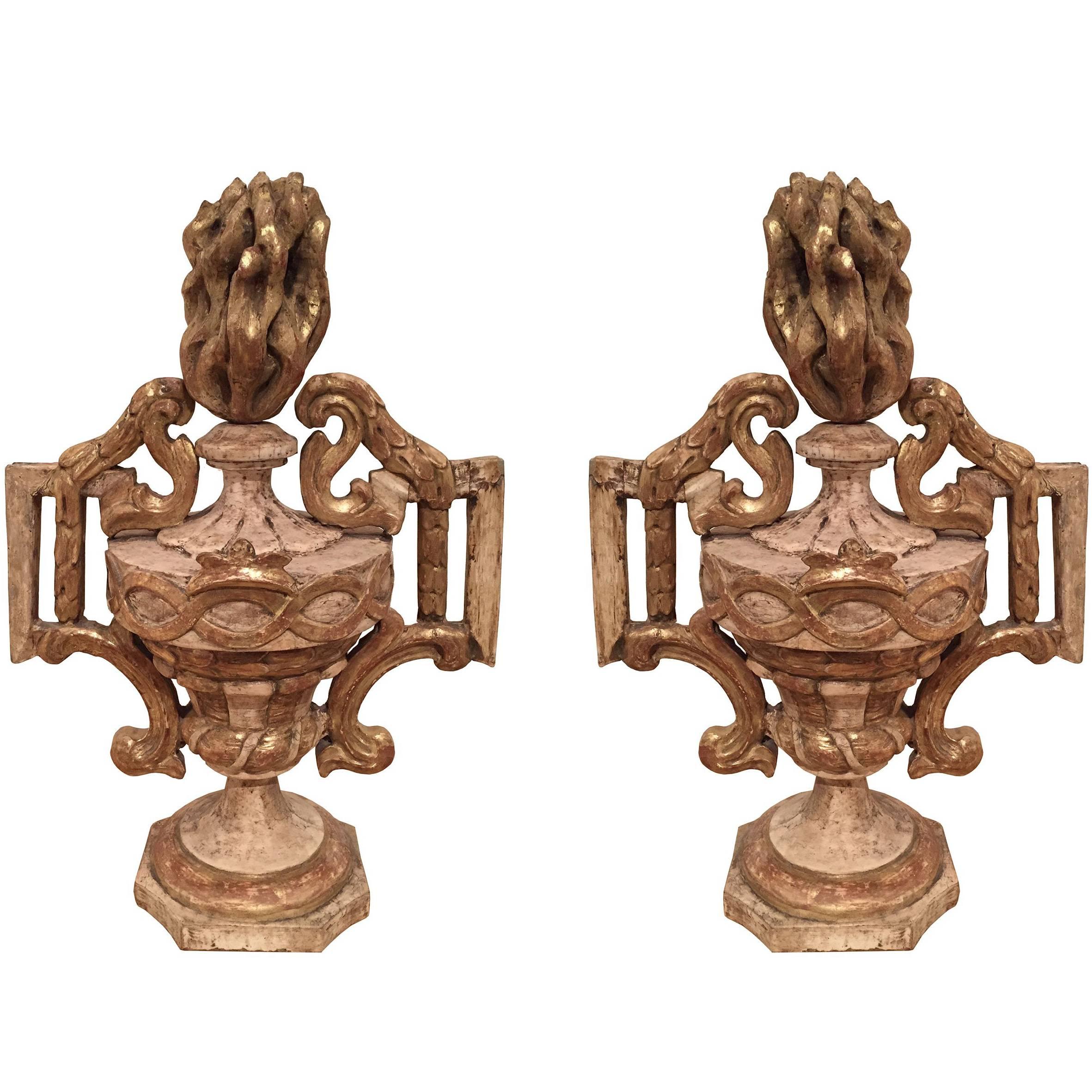 Paar italienische neoklassizistische geschnitzte und bemalte Urnen