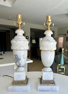 Pareja de lámparas de sobremesa italianas neoclásicas de alabastro, talladas a mano, años 50