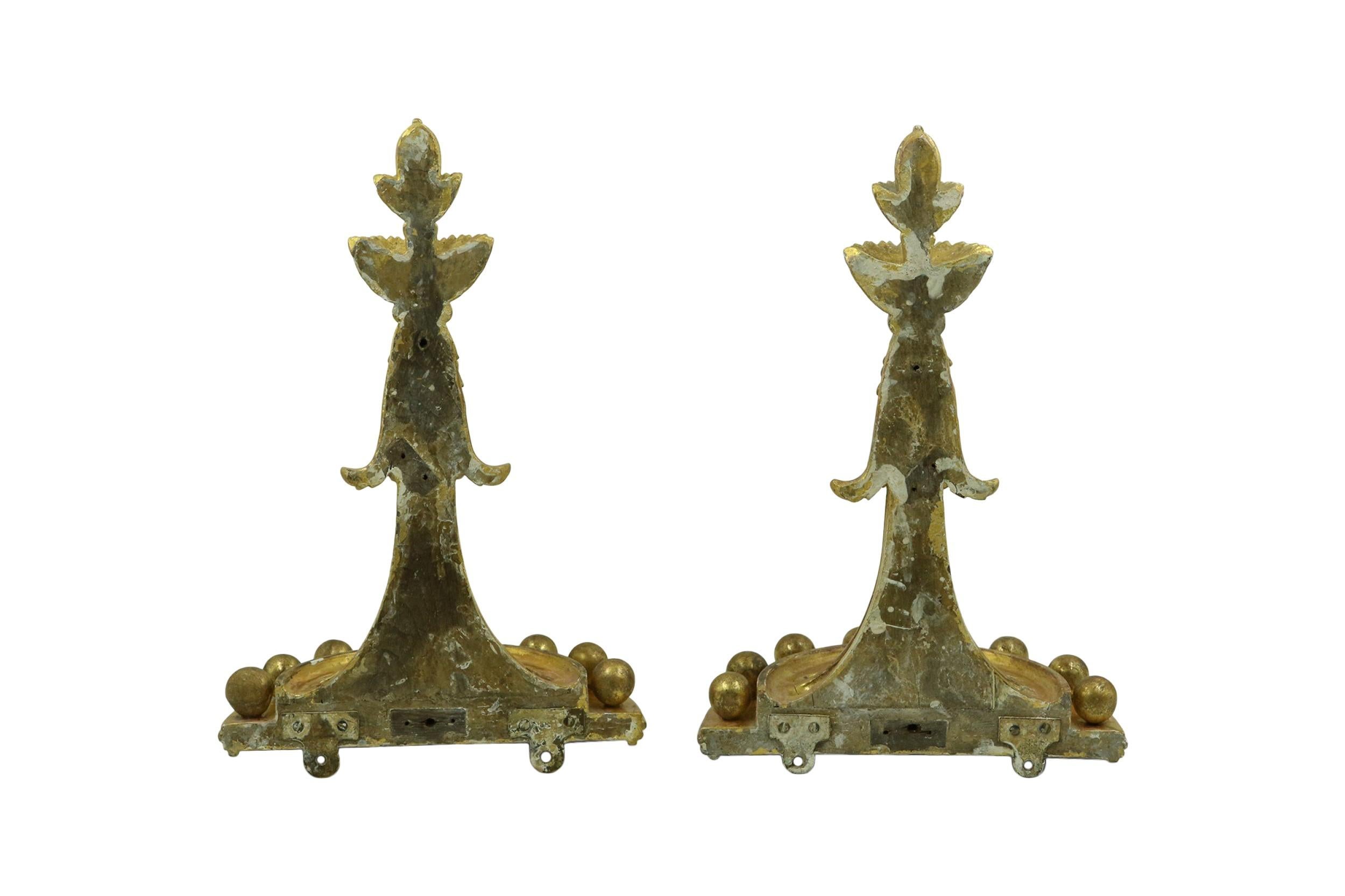 COPPIA di mensole da parete in legno dorato intagliato in stile neoclassico italiano con disegno di fasci di grano e sfere intagliate sotto le superfici delle mensole semicircolari. (PREZZO IN COPPIA)

Condit: Buono; Usura coerente con l'età e